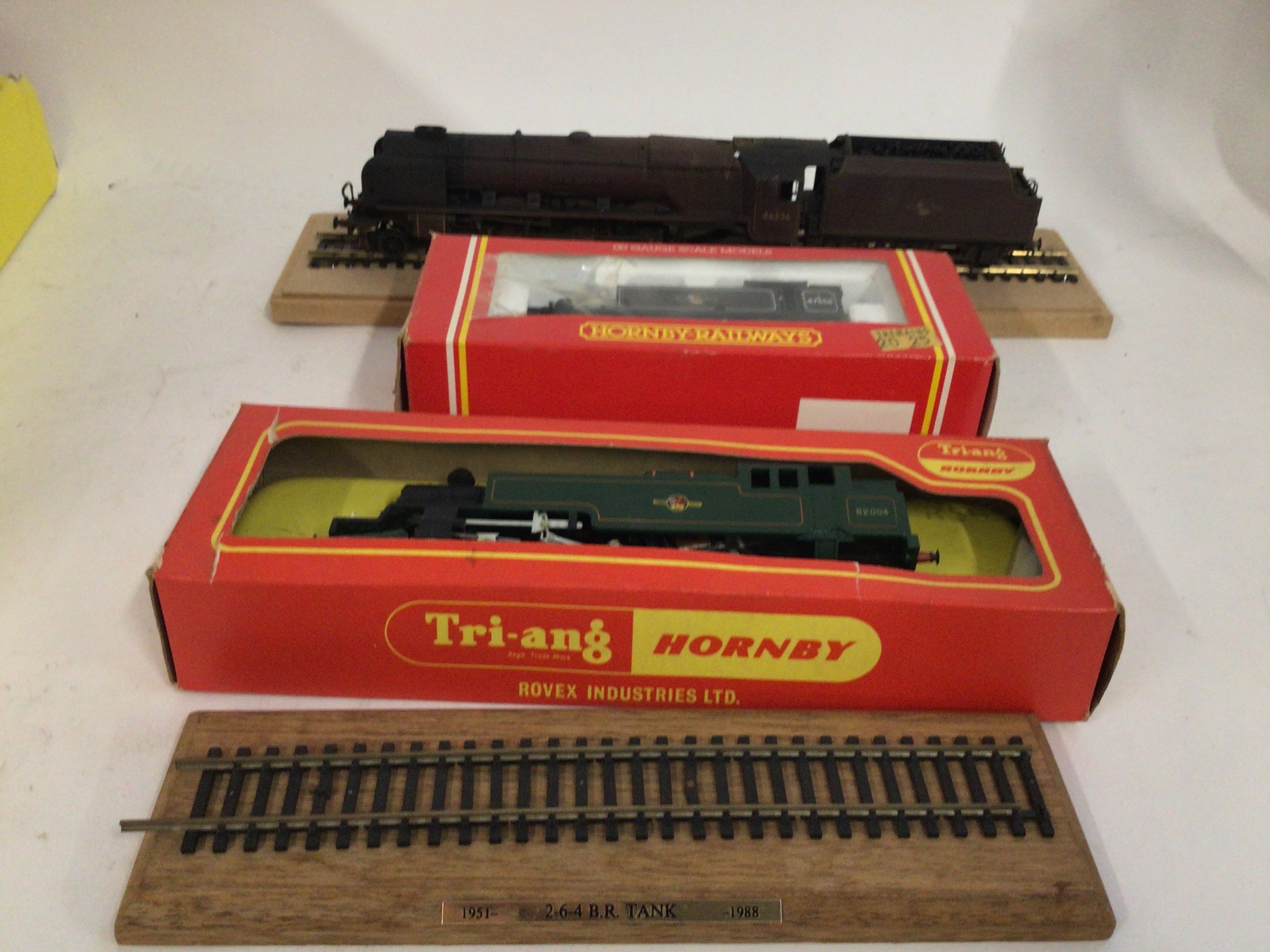 3x Hornby locomotives 2 boxed one loose on display track. Includes R2015 city of Bradford&rsquo;s..R053 BR class 3F.. R 59S Class 3MT. No reserve