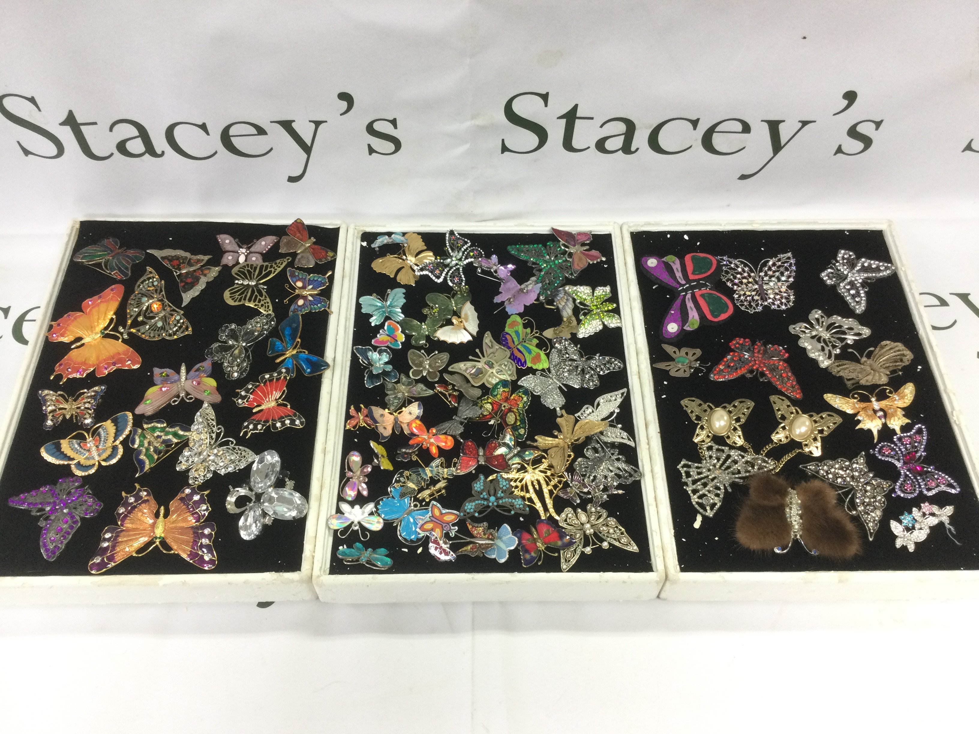 Six trays of butterfly brooches including many enamelled examples. Shipping category C.