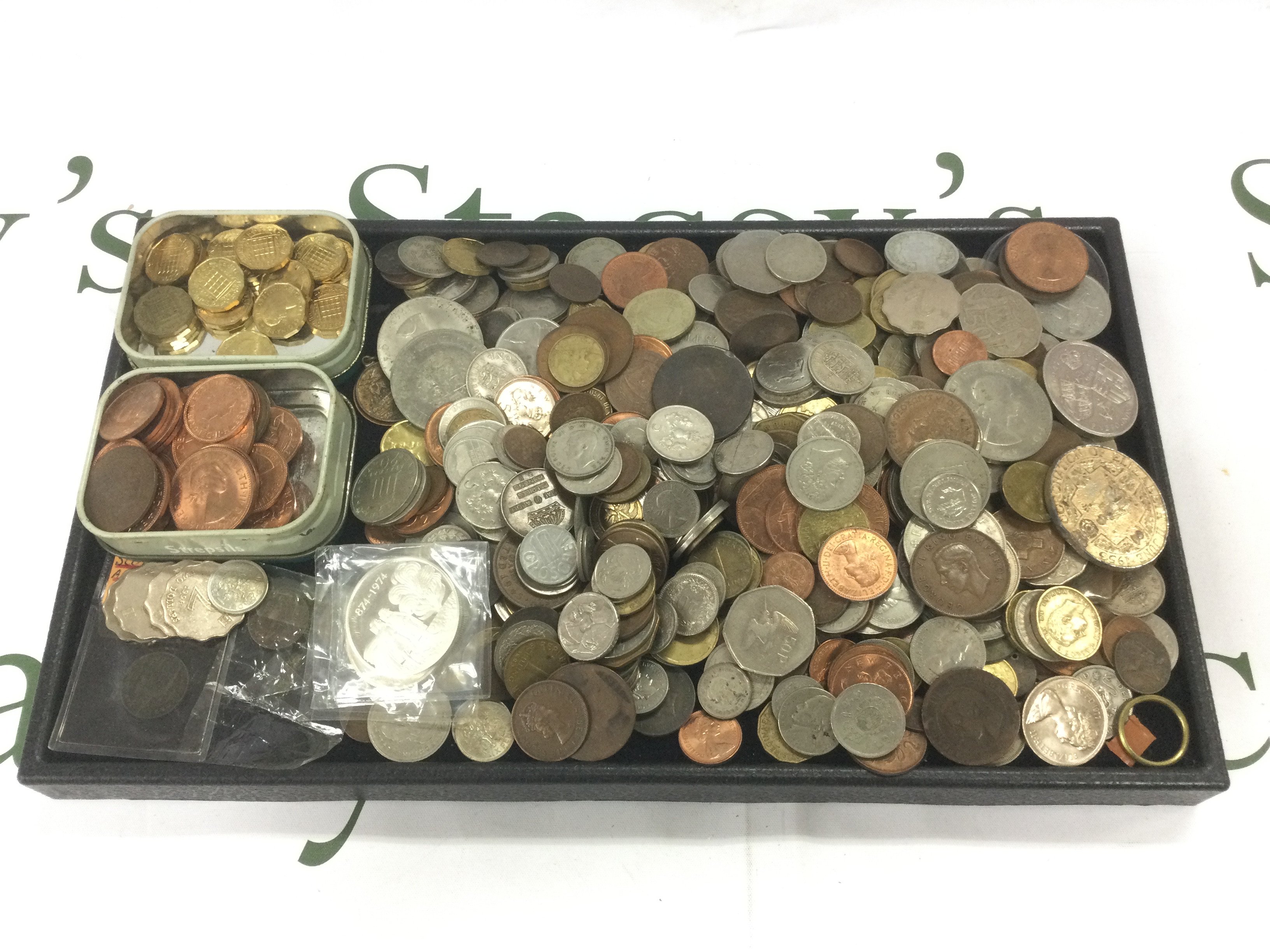 A collection of mixed world coinage. Shipping category D.