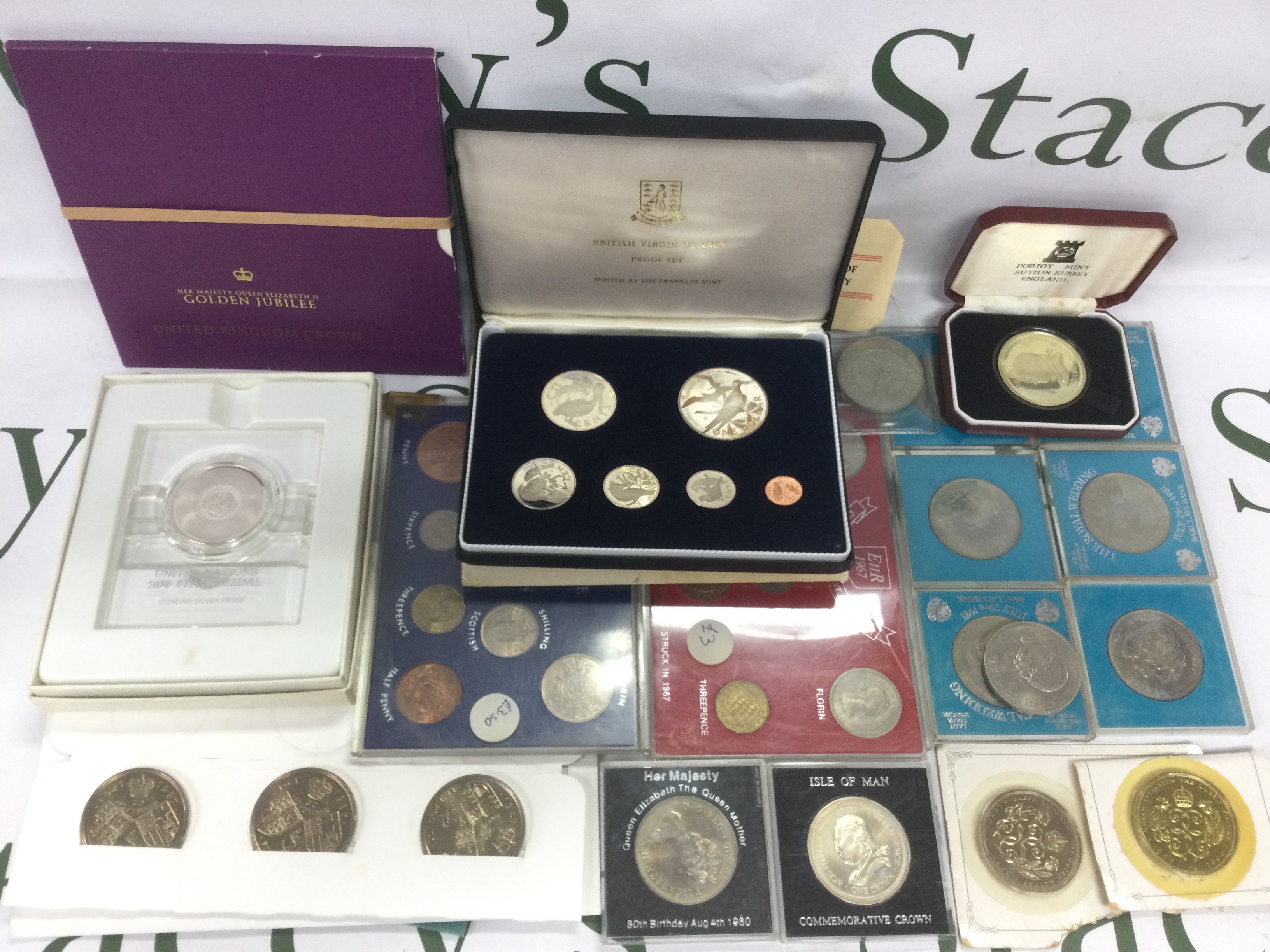 A mixed lot of Commemorative coinage. Shipping category B.