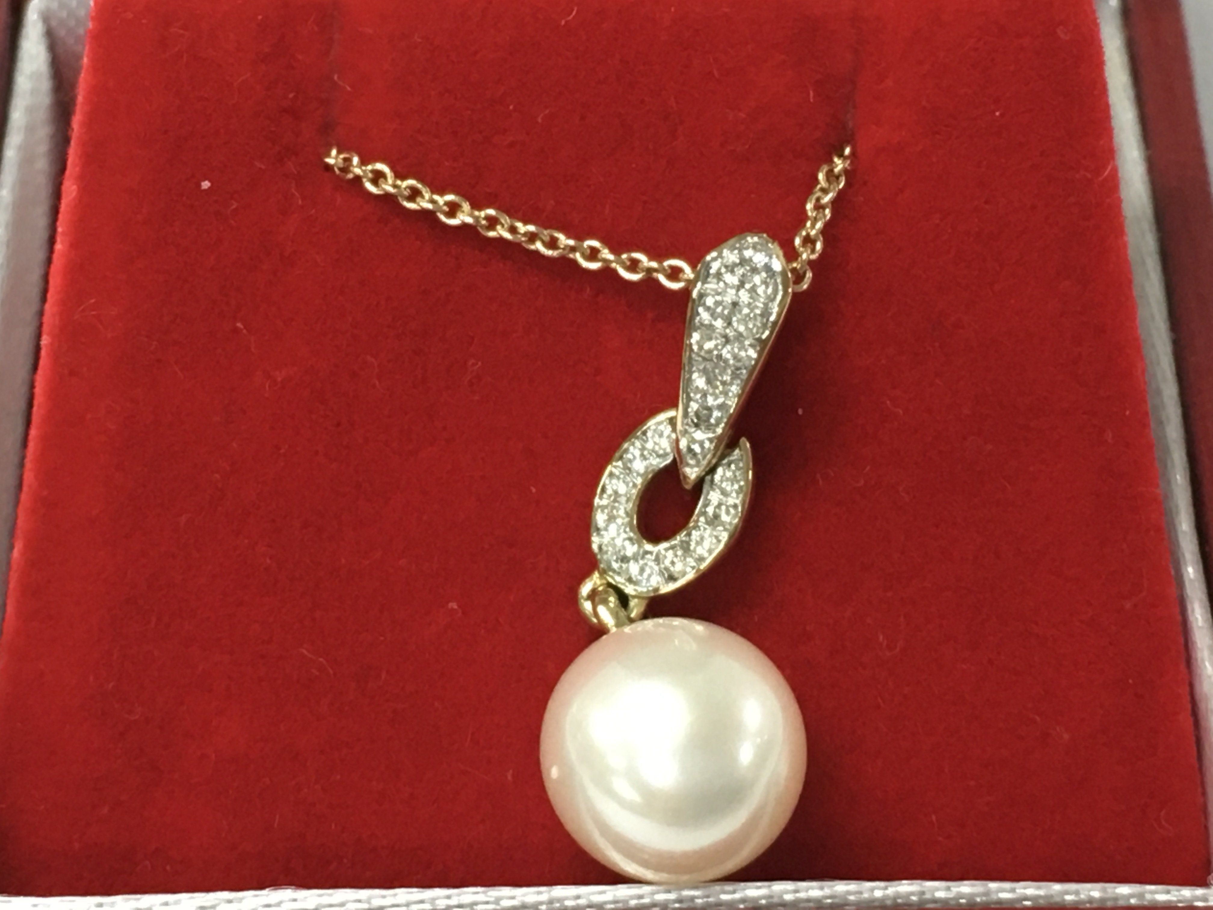 An Art Deco style 9ct yellow gold diamond and cultured pearl necklace. Approx 0.09vt diamonds total. Postage B