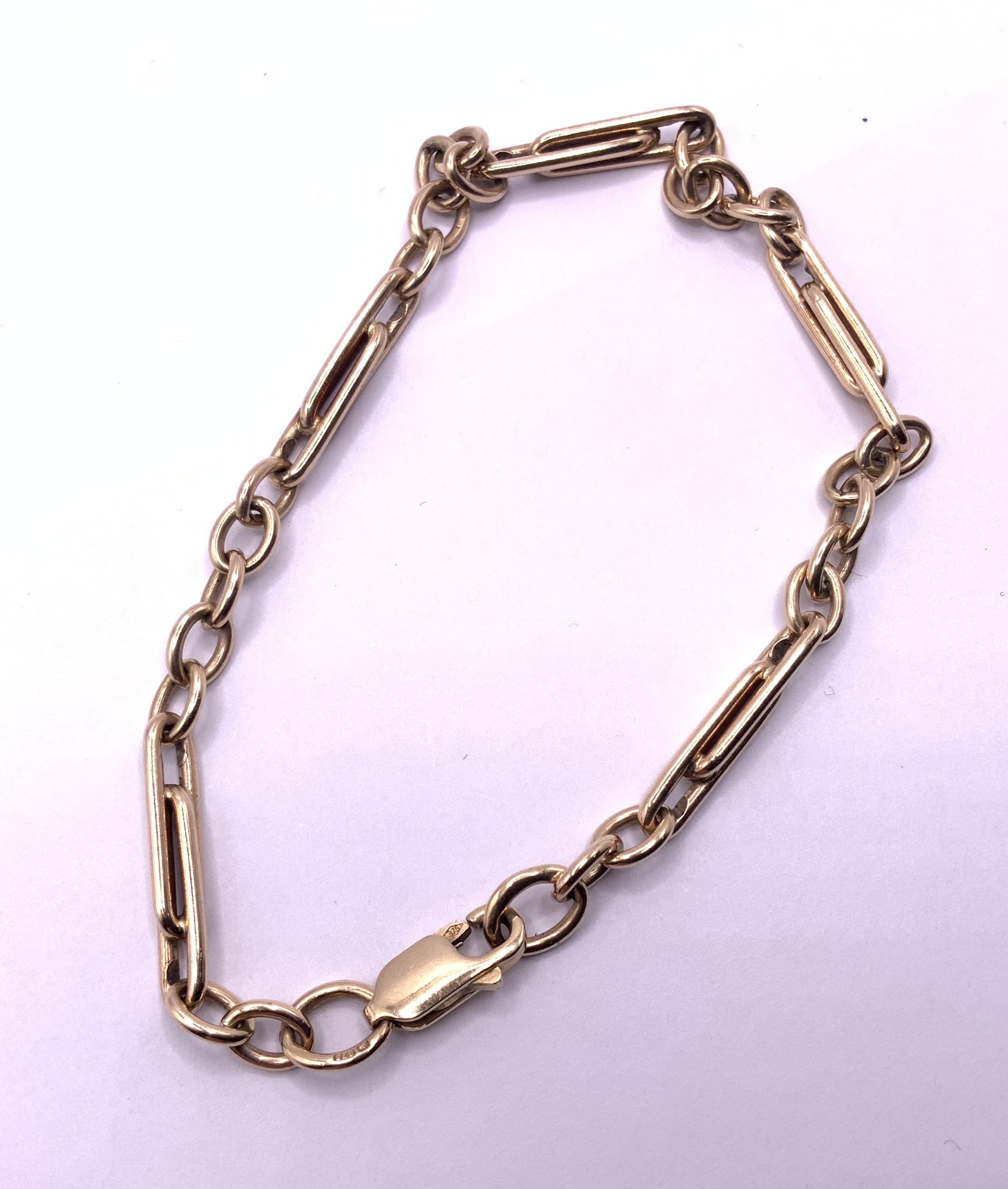 A 9ct gold double link chain bracelet. 9.04g (A)