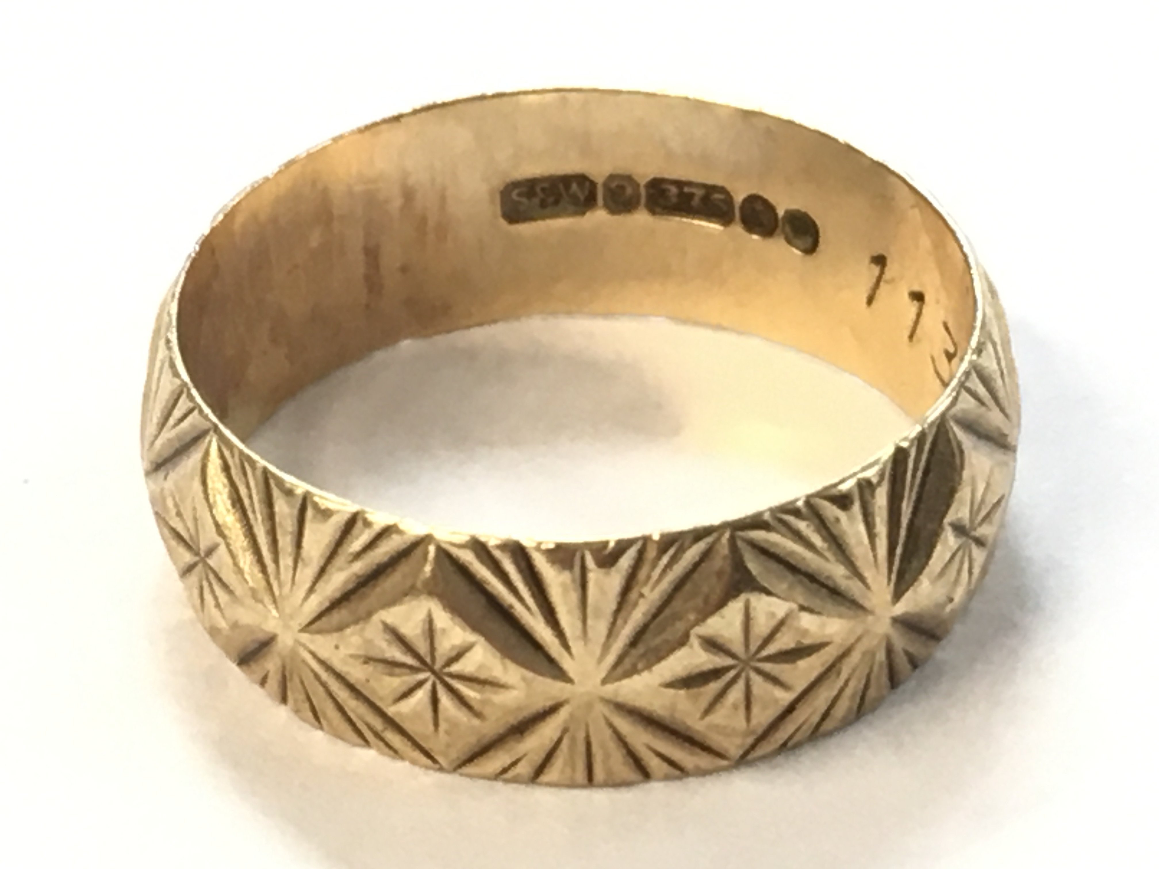 A 9ct gold ring, 3.5g total weight. Size Q Postage category a