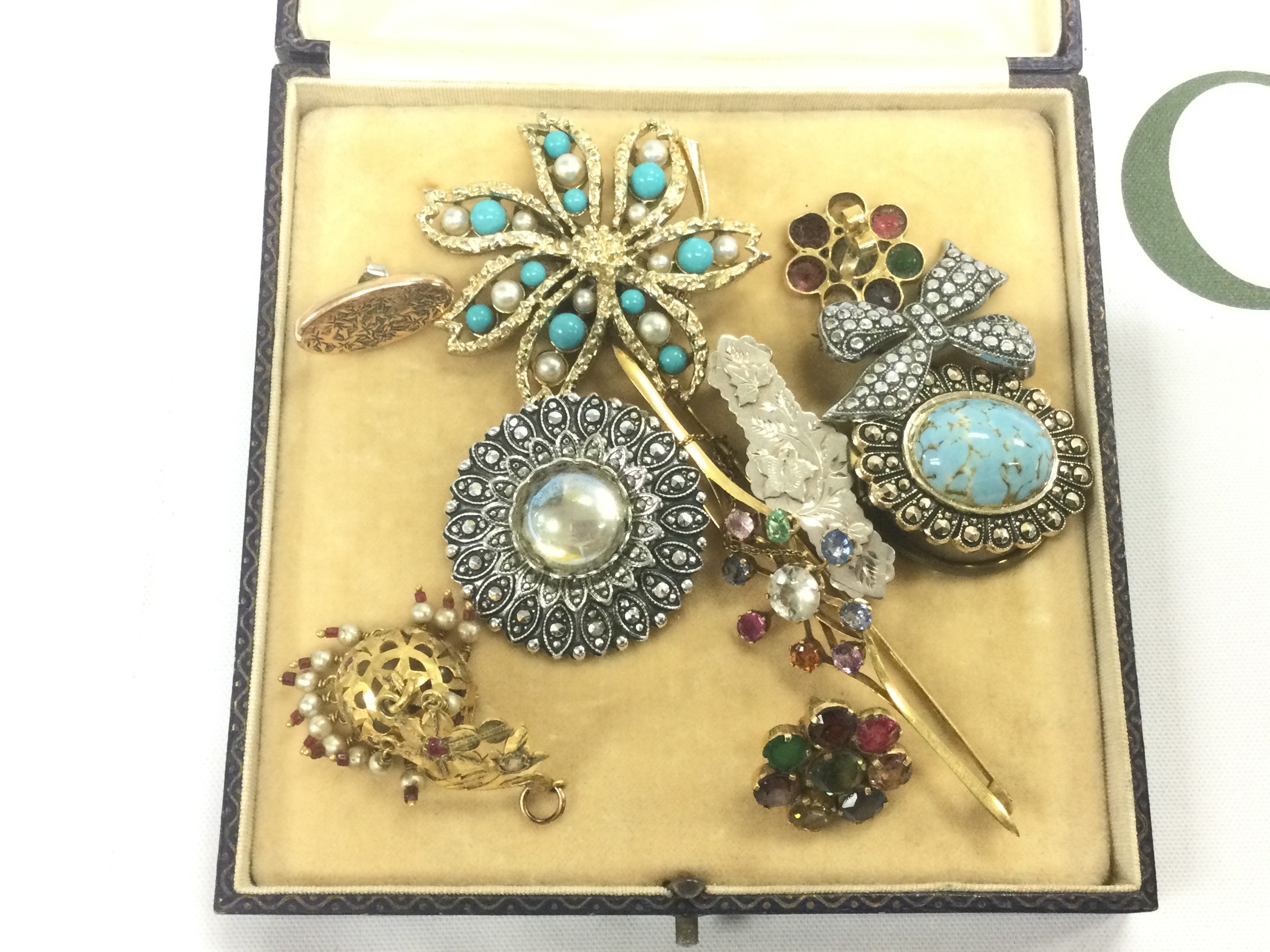 A small collection of costume jewellery. Shipping category A.