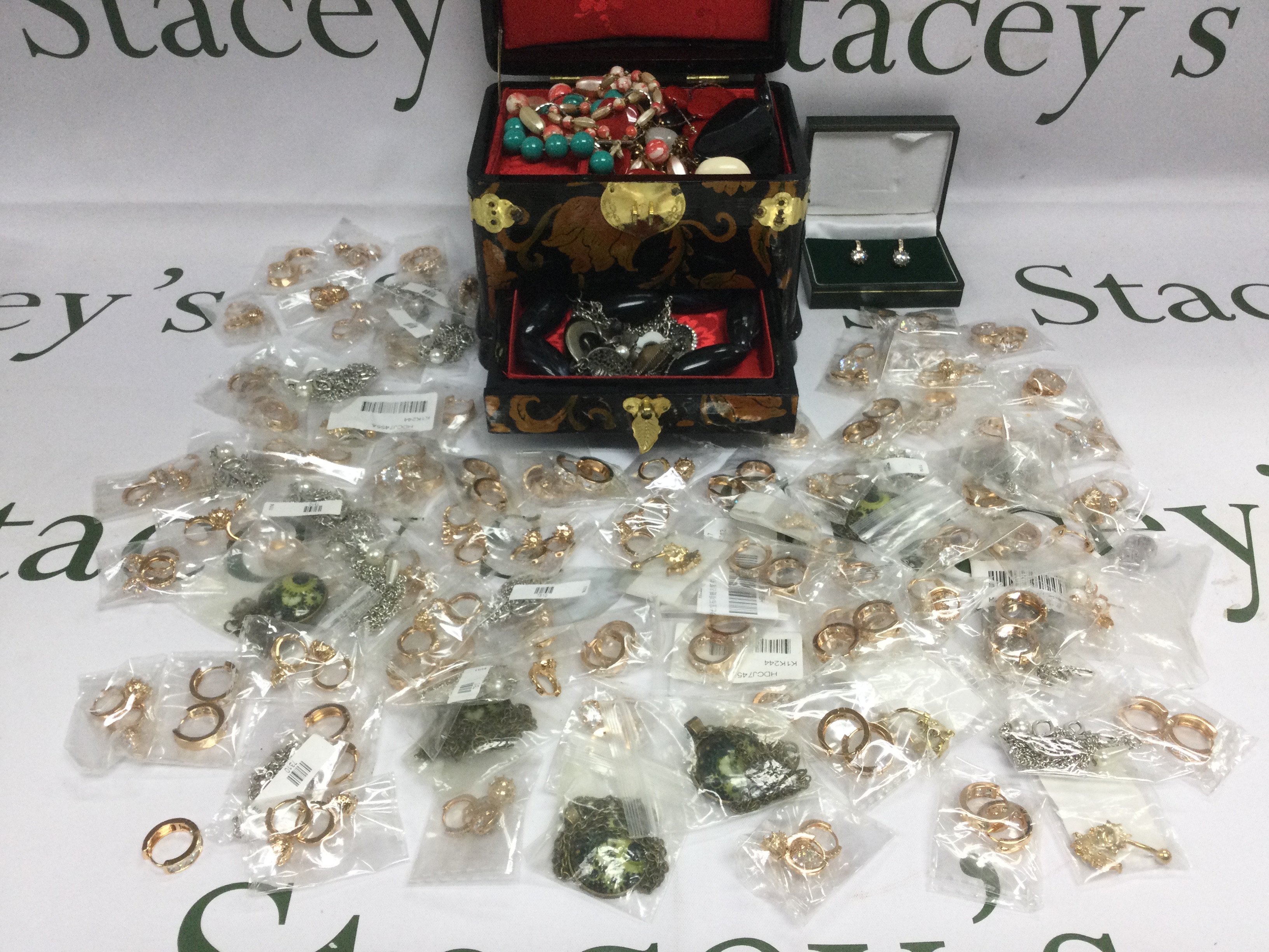 A collection of costume jewellery. Shipping category B.