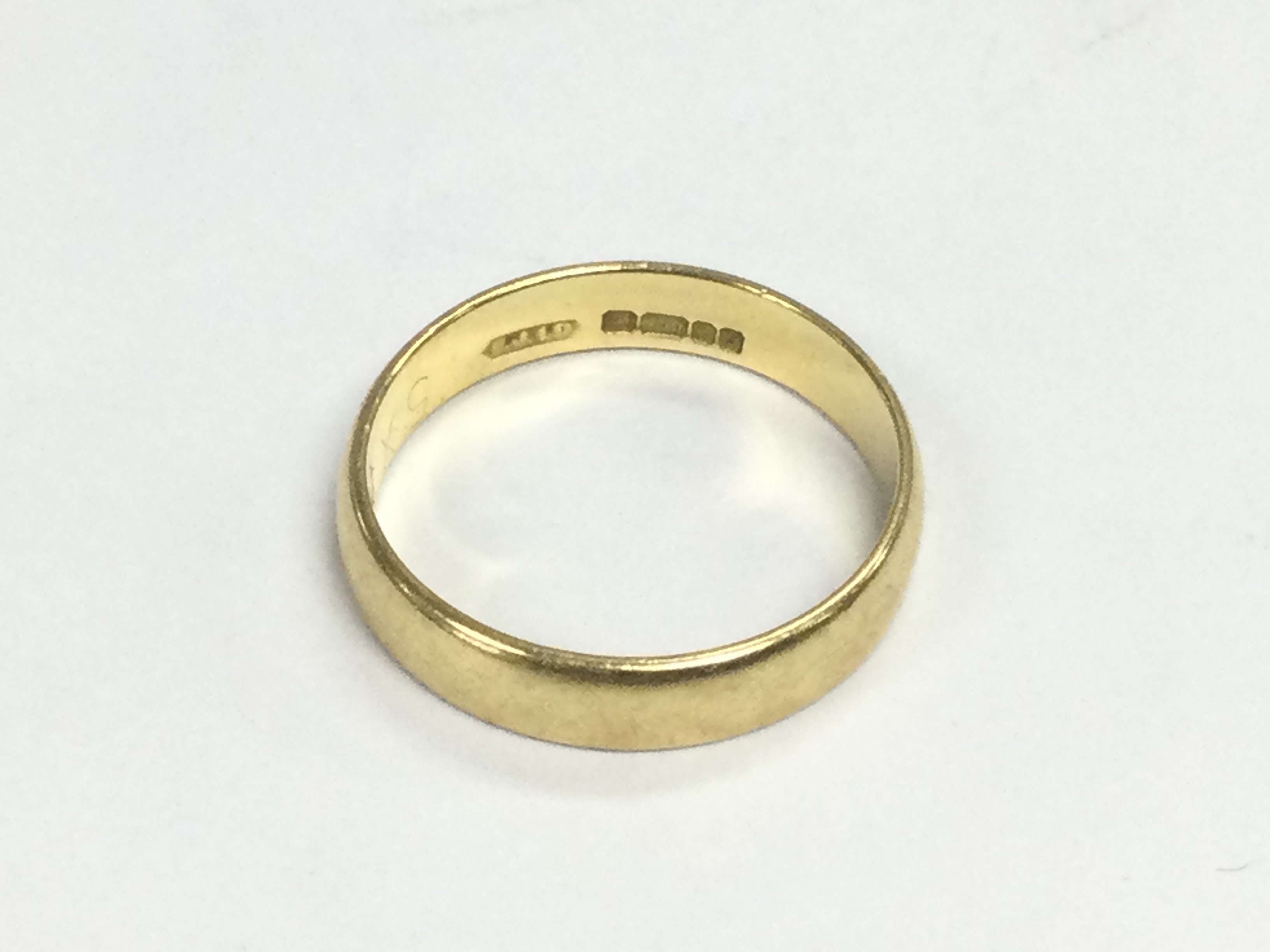 An 18ct gold wedding band, approx 3g and approx size M-N. Shipping category A.