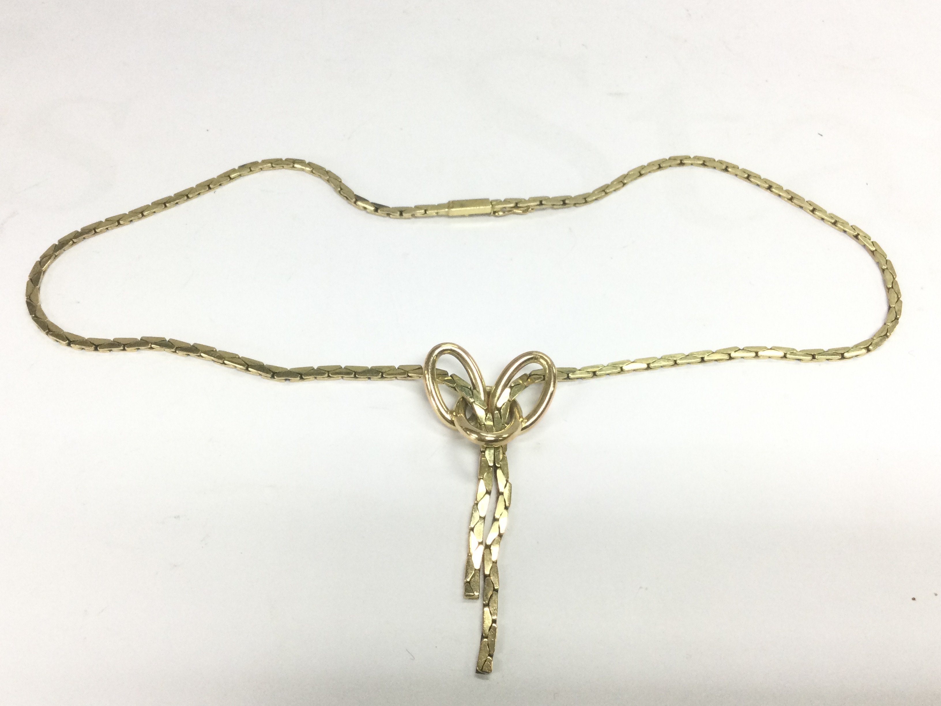 A 9ct gold necklace with three open oval links, approx 20g. Shipping category A.