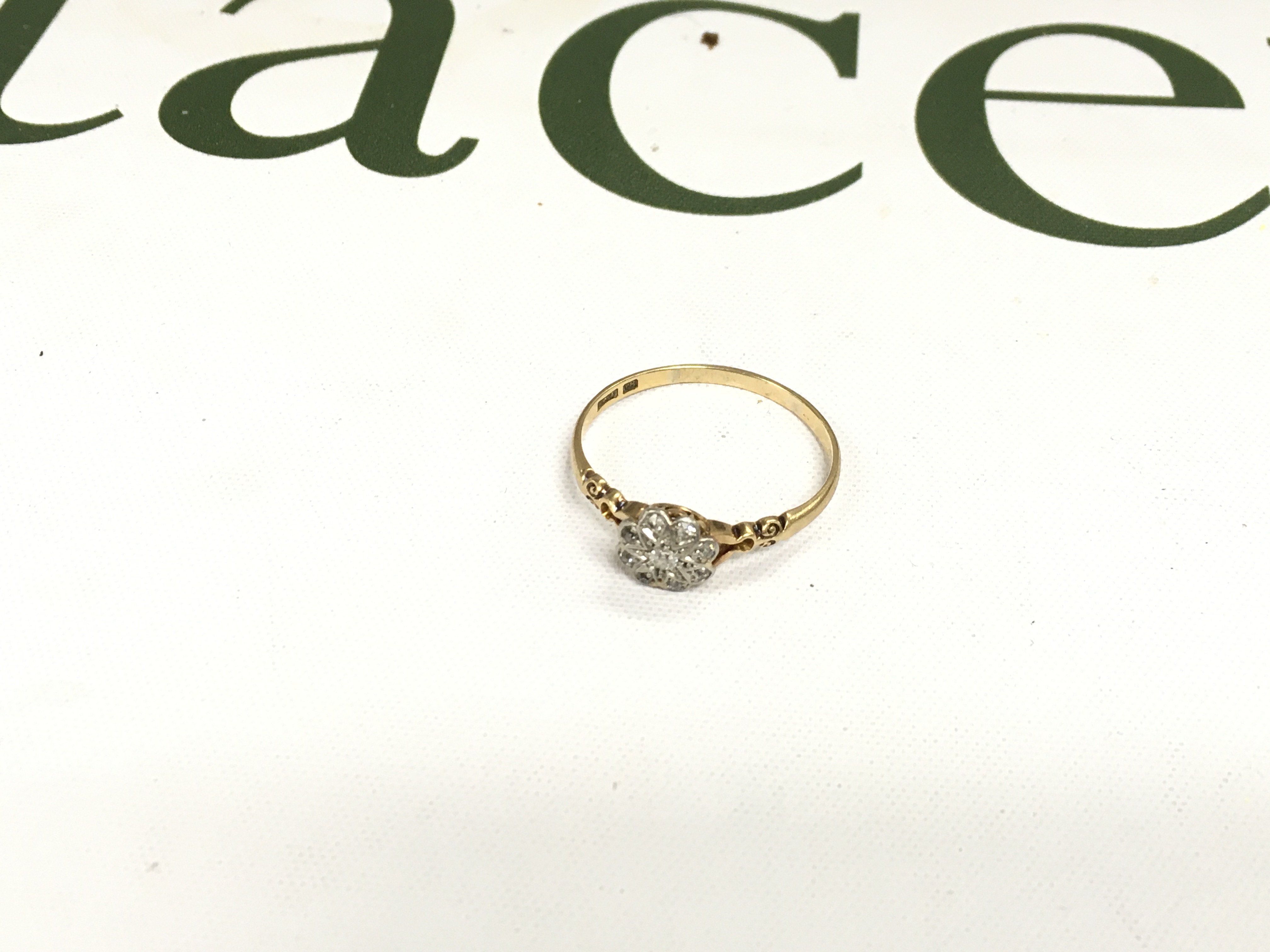 An 18ct gold diamond cluster ring. Approx weight 3.08 grams, size Y.