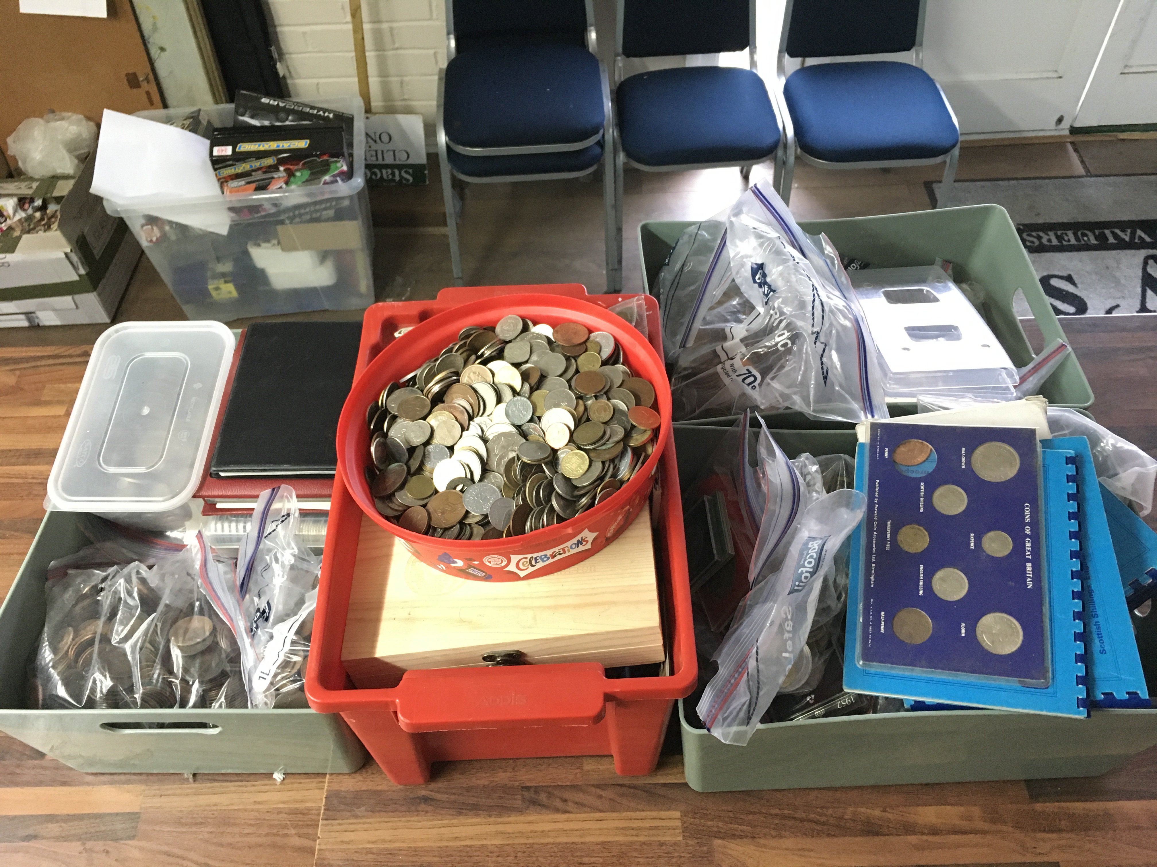 A large collection of mixed various British and World coinage including Victorian pennies. This lot cannot be posted