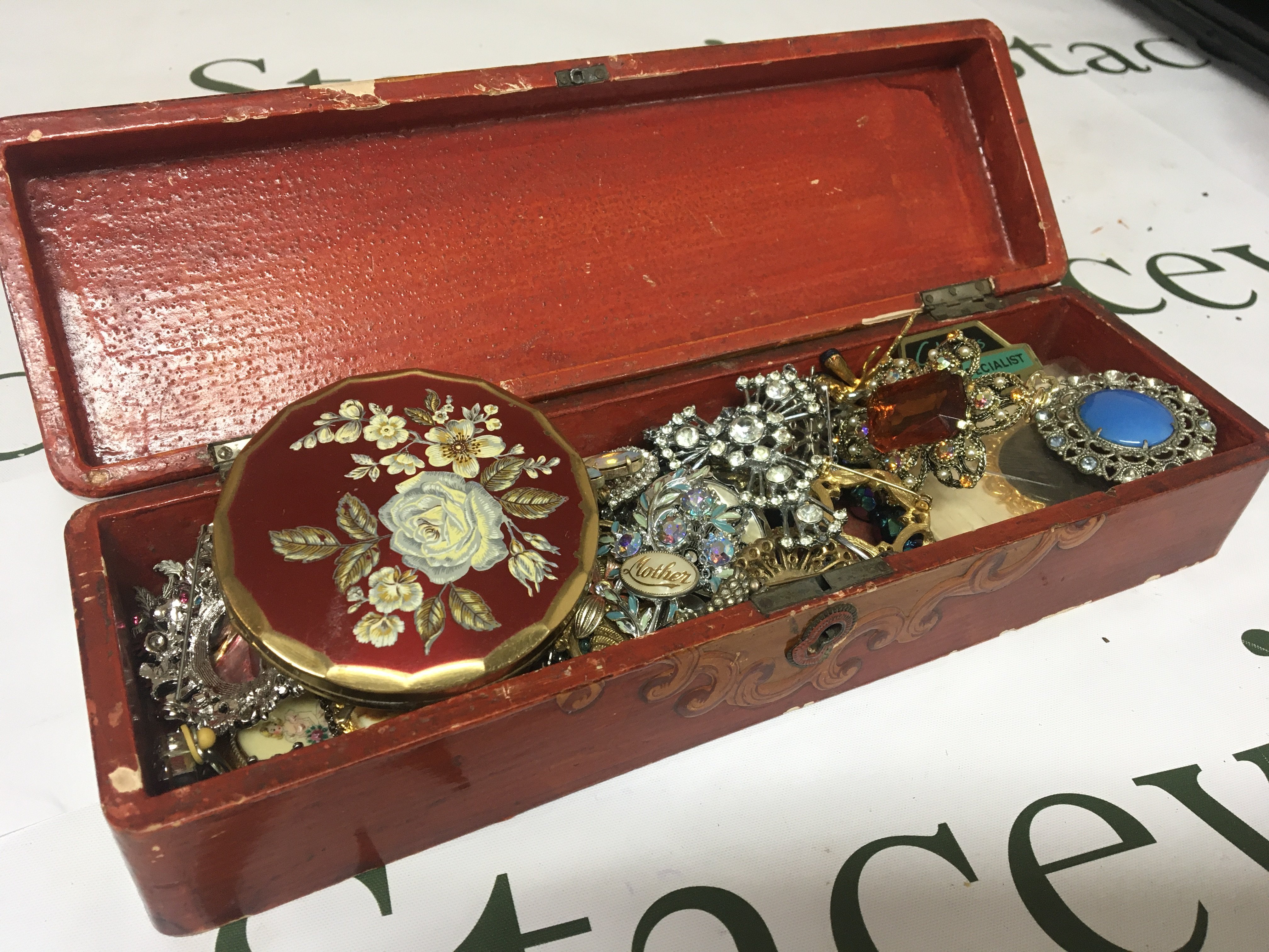 A collection of costume jewellery including brooches