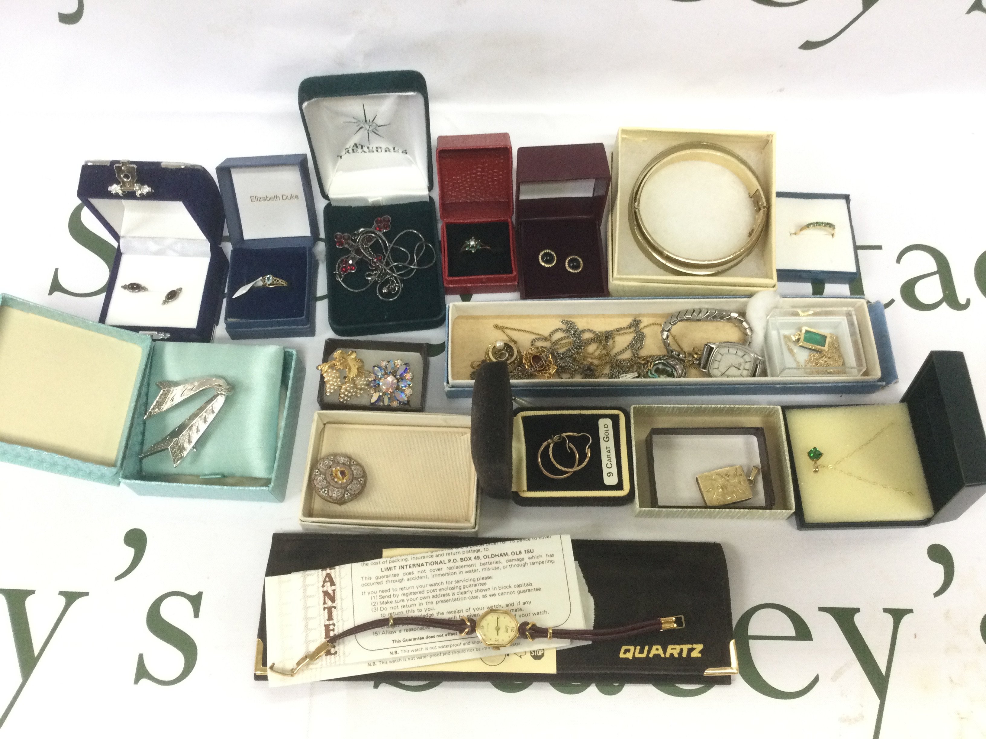 A collection of jewellery including silver and gold items. Shipping category B.