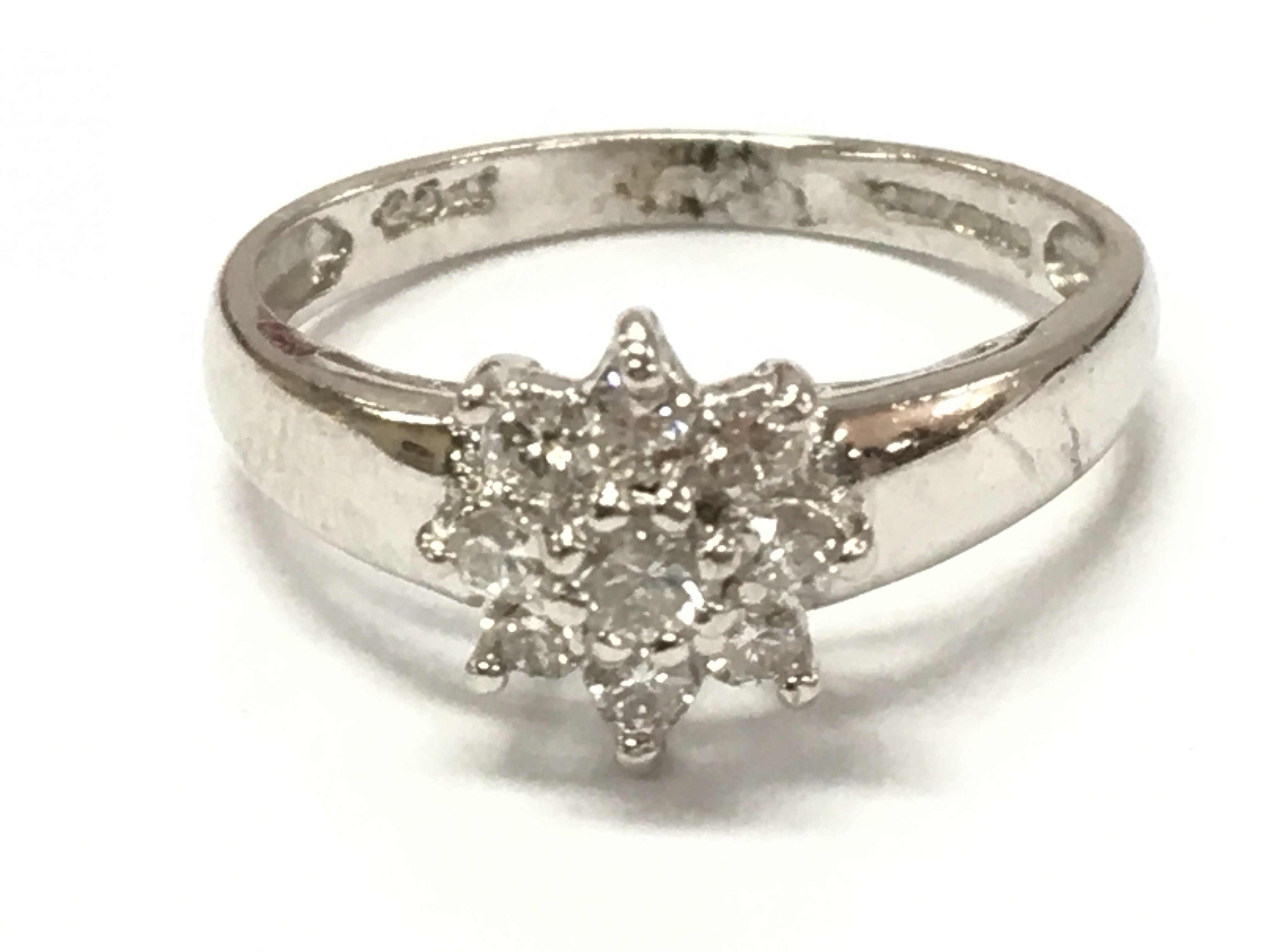 An 18ct white gold diamond daisy ring size I, 2.7g postage category A