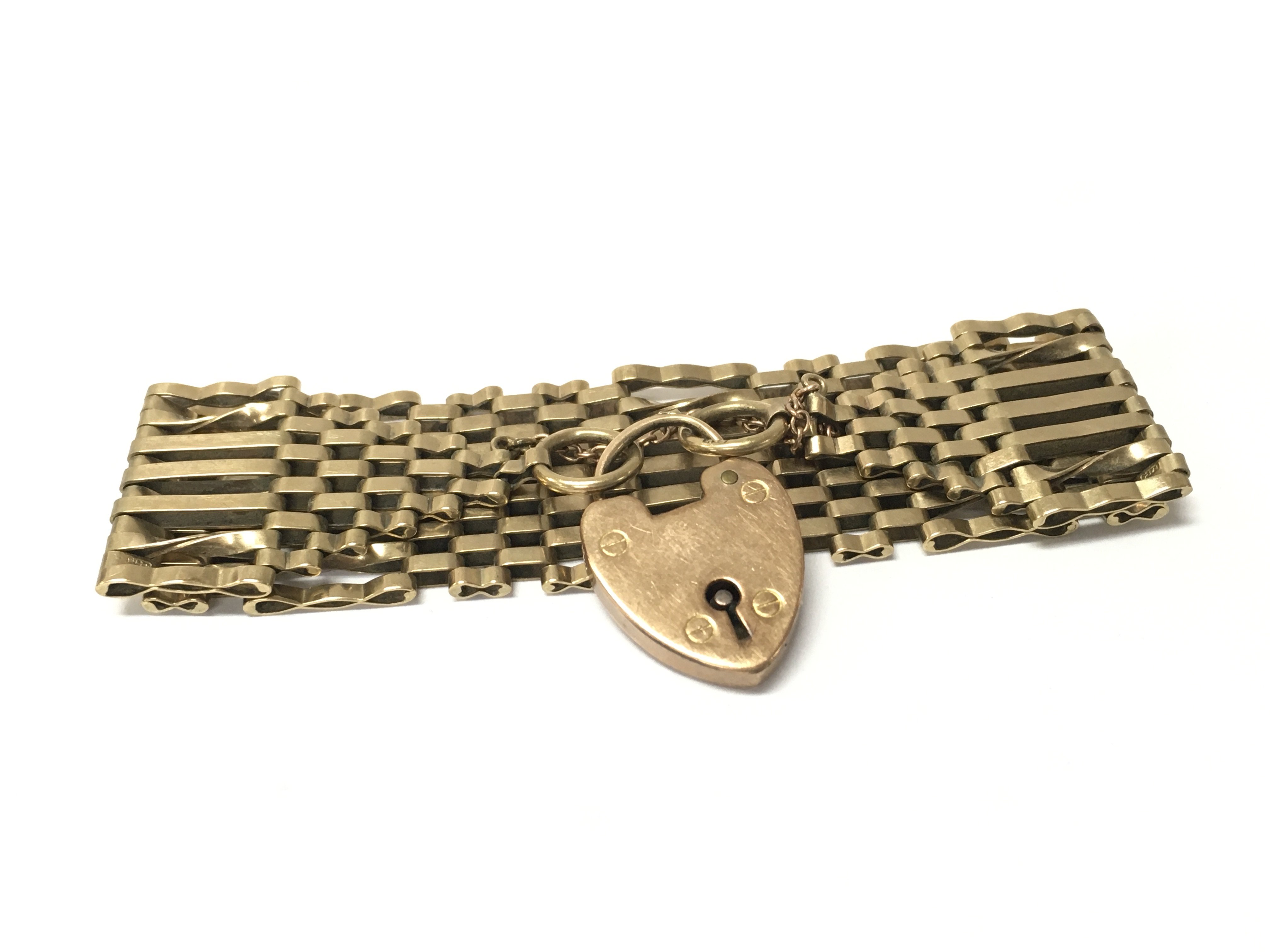 A 9ct gold gate bracelet with a heart lock clasp. Approx weight 24.5 grams.