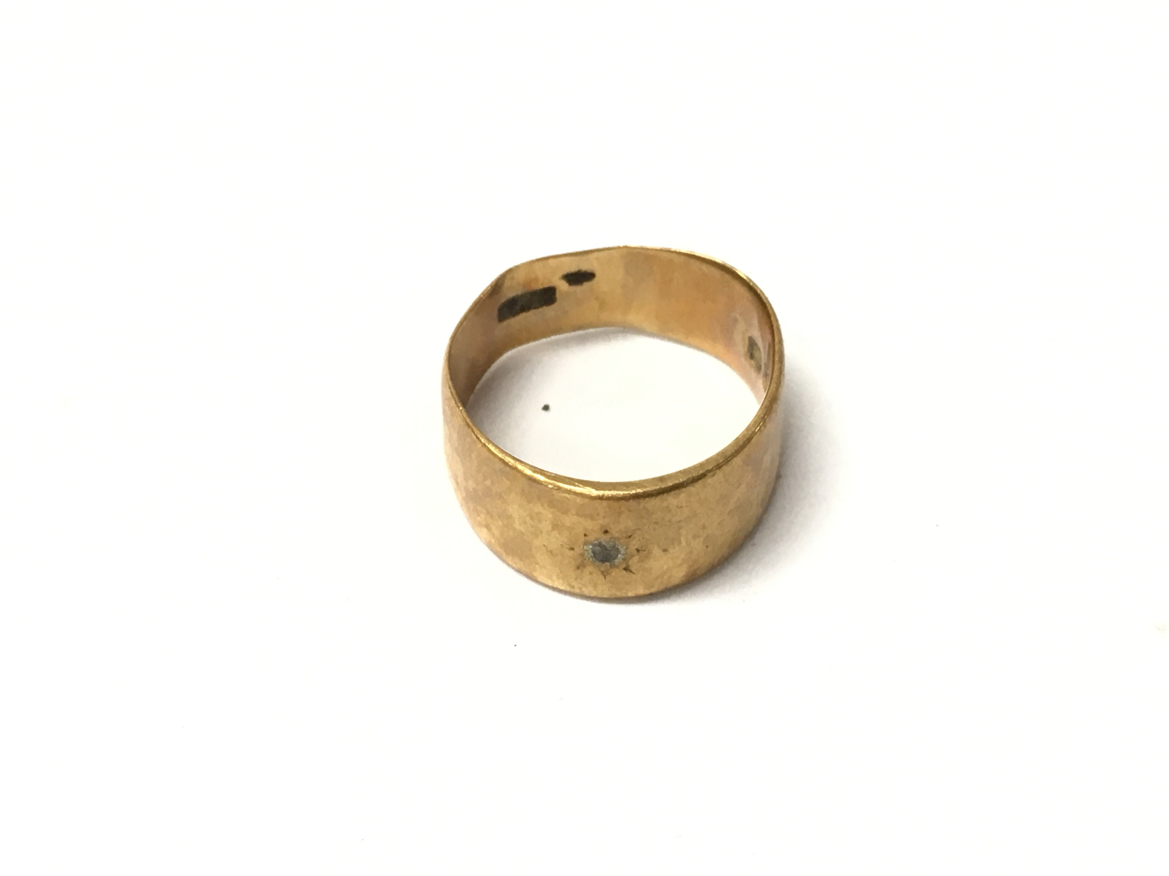 An 18ct gold wedding band. approx weight 6.95 grams.