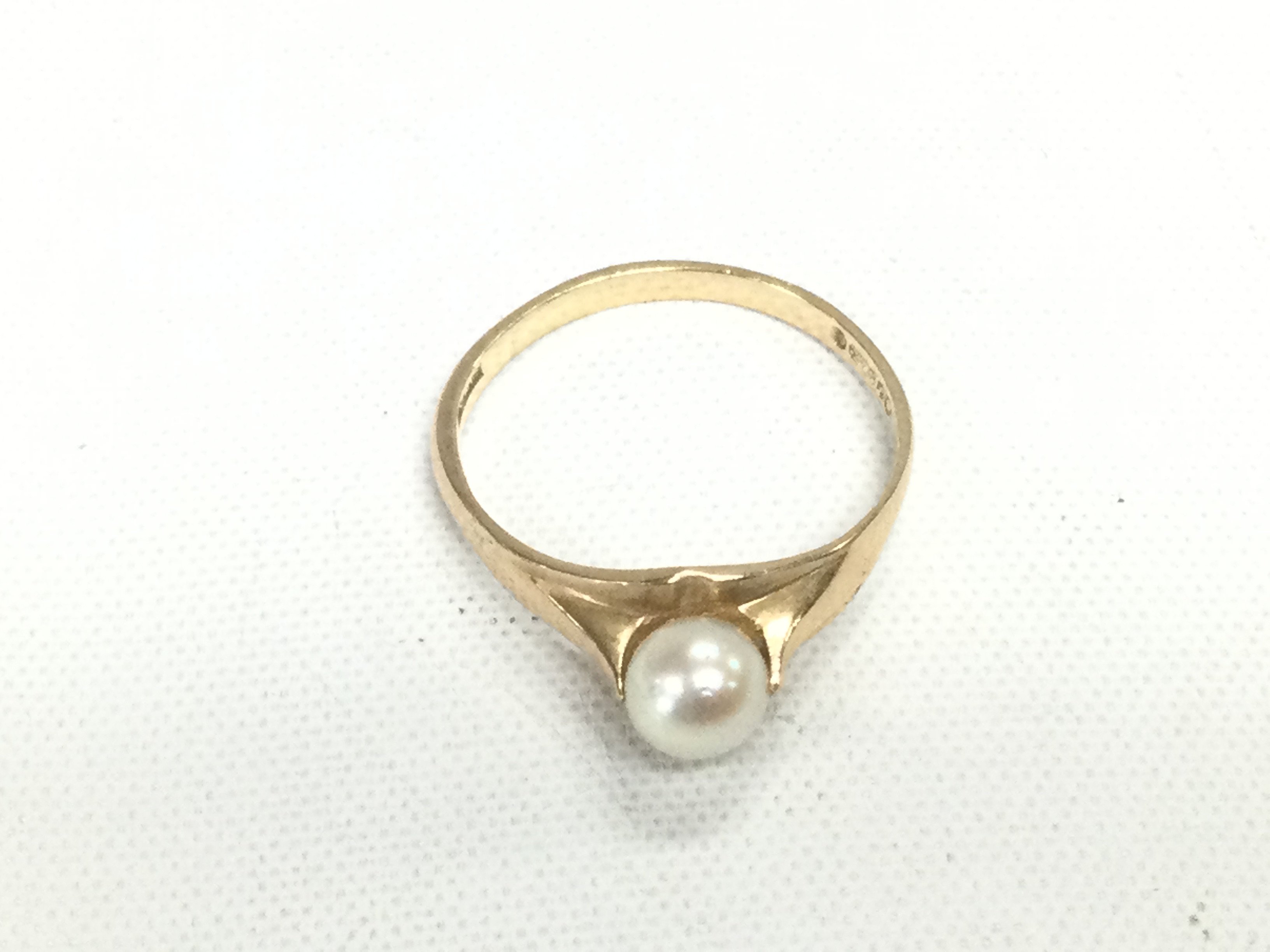 A 9ct gold ring set with a pearl, approx 1.4g and approx size M. Shipping category A.