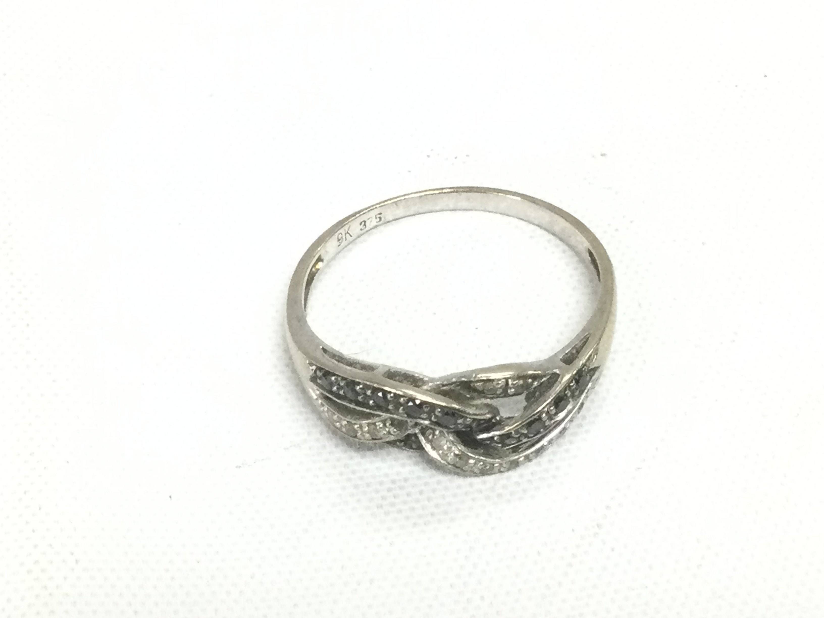 A 9ct white gold crossover ring, approx 2g and approx size S. Shipping category A.