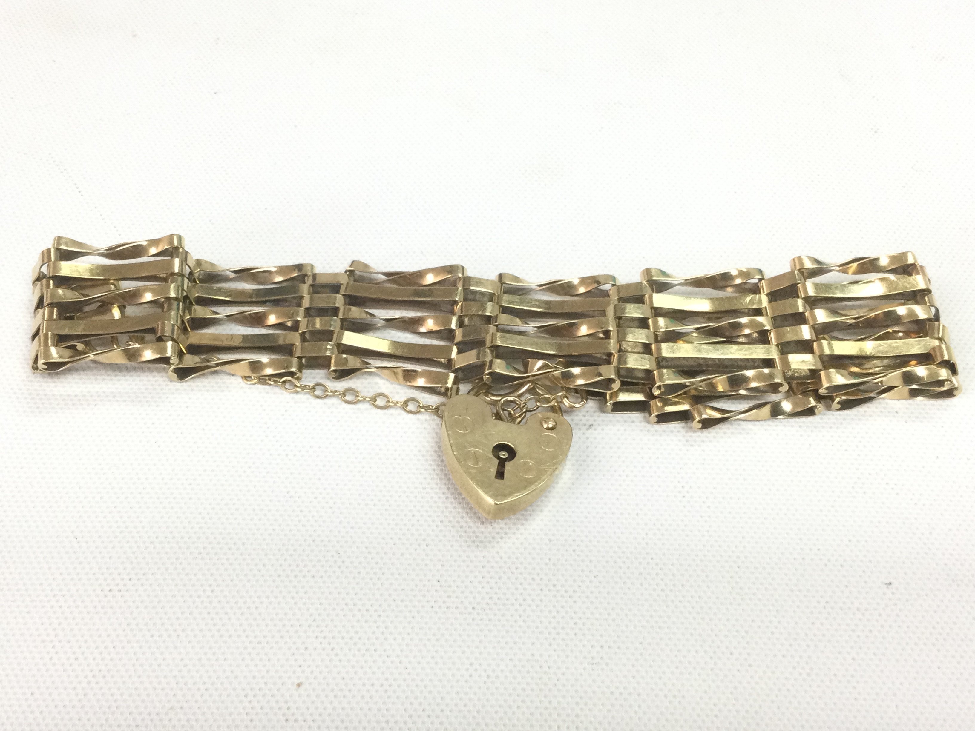 A 9ct gold gate bracelet, approx 11.5g. Shipping category A.