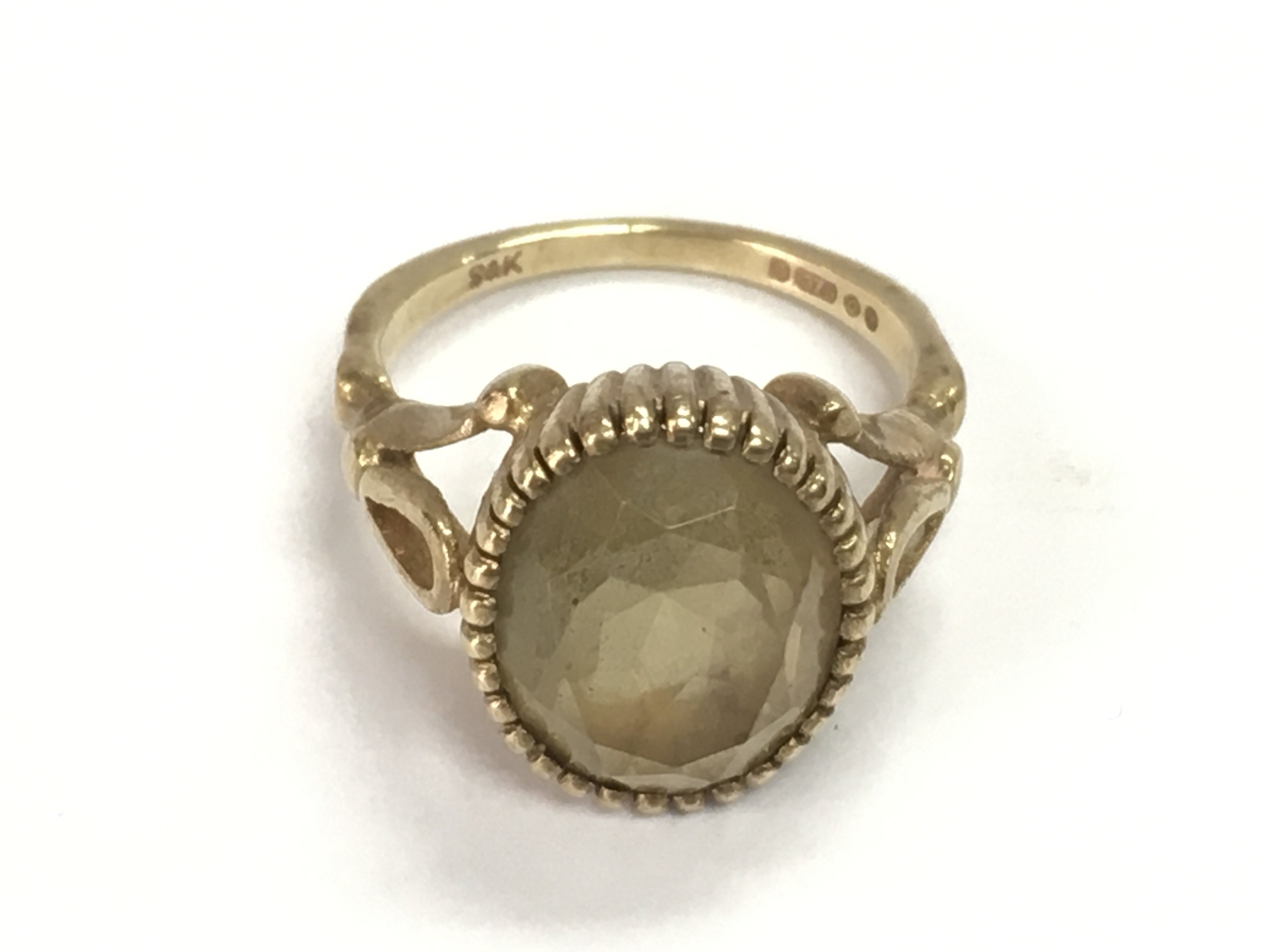 A 9ct gold ring set with quartz ring. 4.71g and size J 1/2