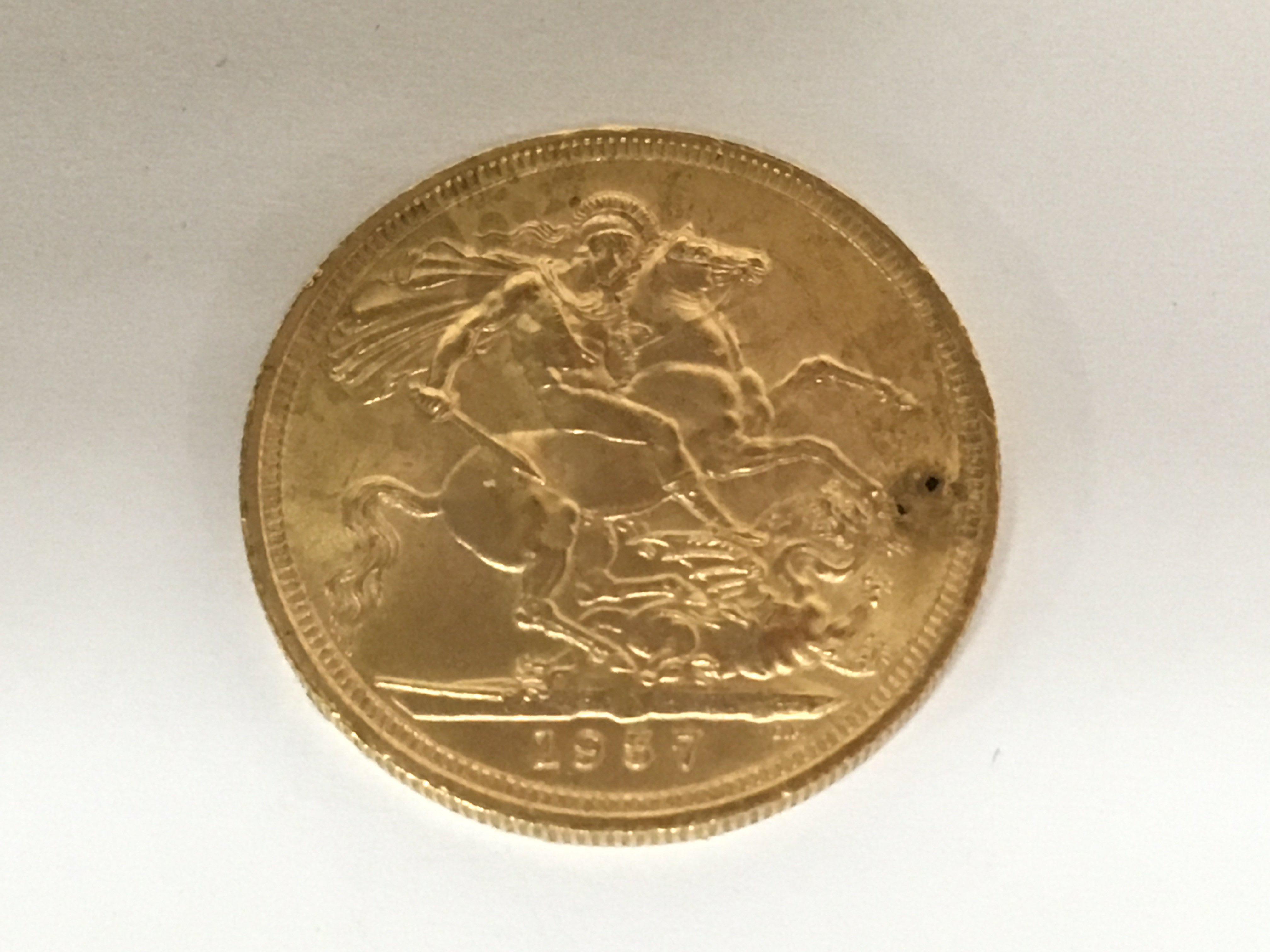 An Elizabeth II gold sovereign young head side profile portrait and dated 1957.