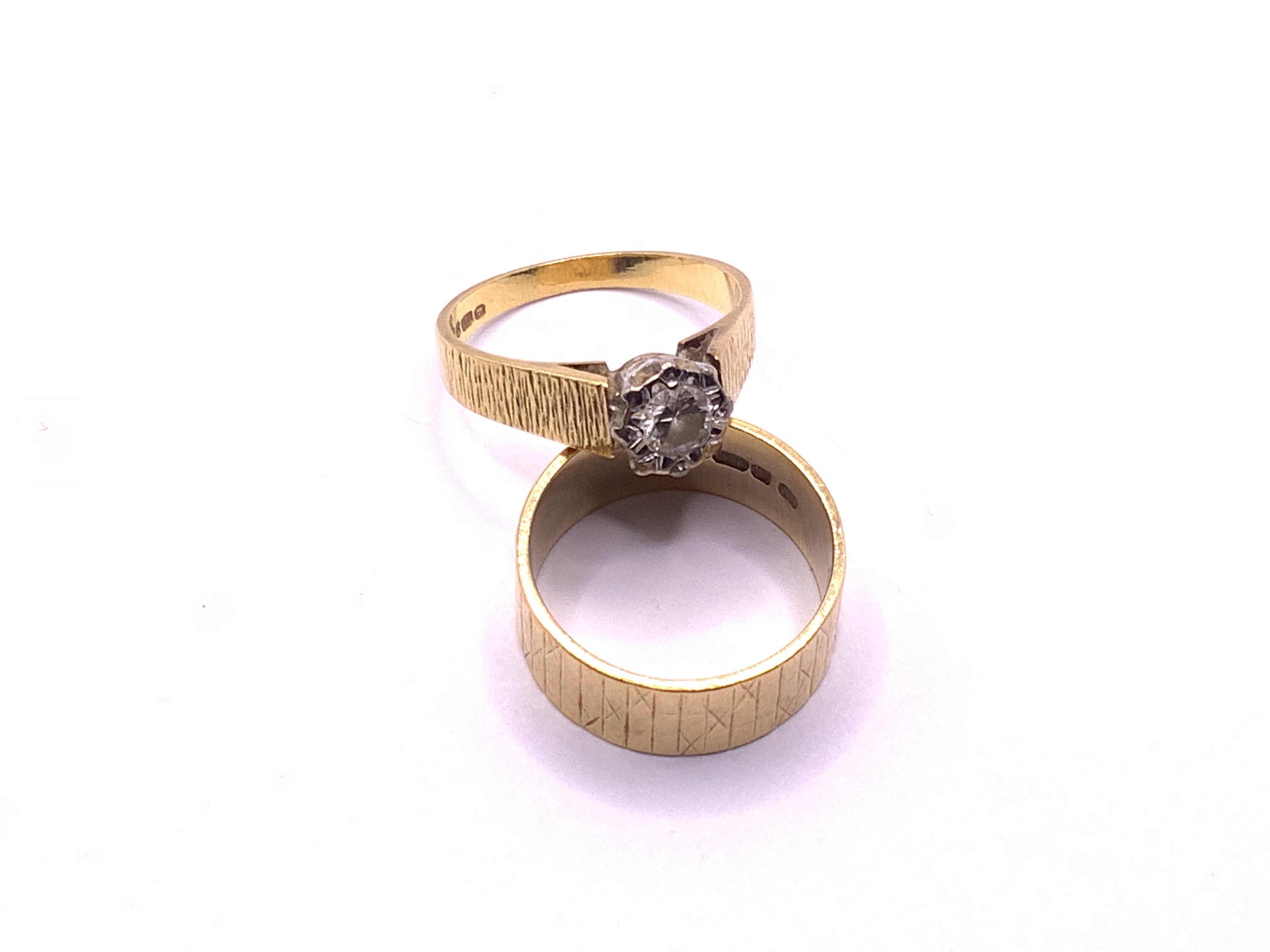 An 18ct gold 1970s design wedding band 6.12gs together with a similar deign 18ct gold solitare ring approx 0.33ct, 4.38gs (A)