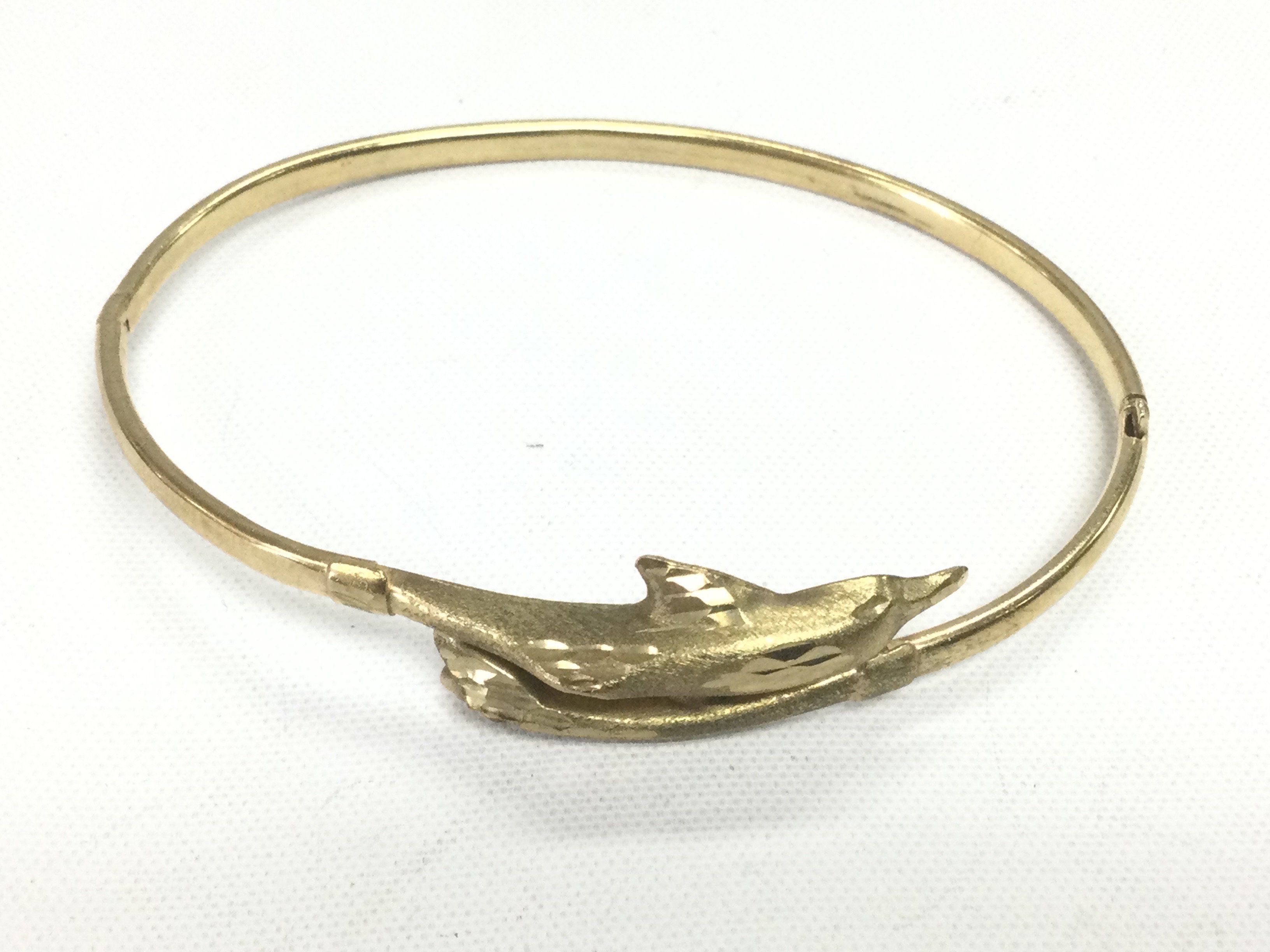 A 9ct gold bracelet with a dolphin design, approx 4g. Shipping category A.