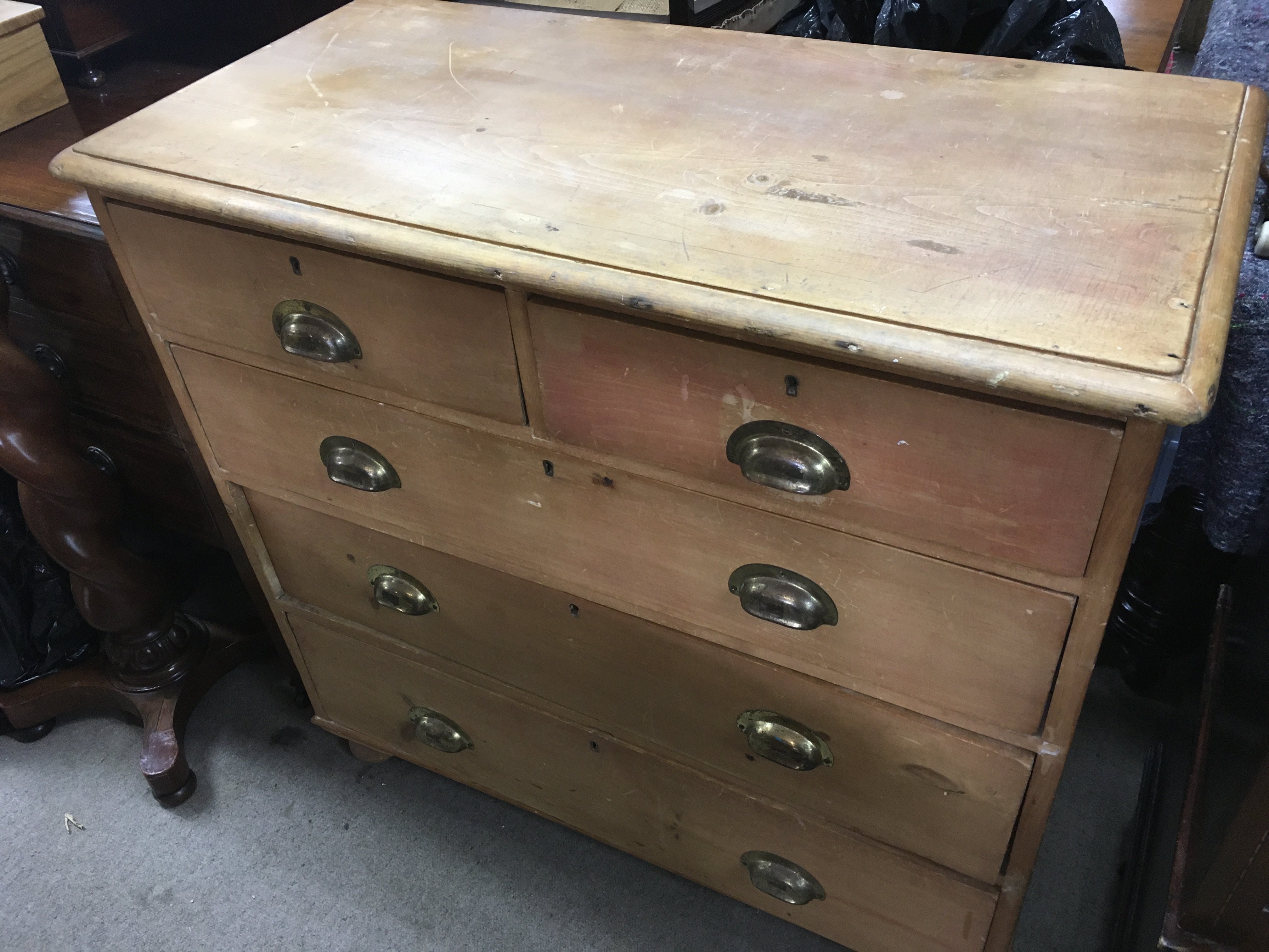 A pine chest of drawers 46x95x92cm