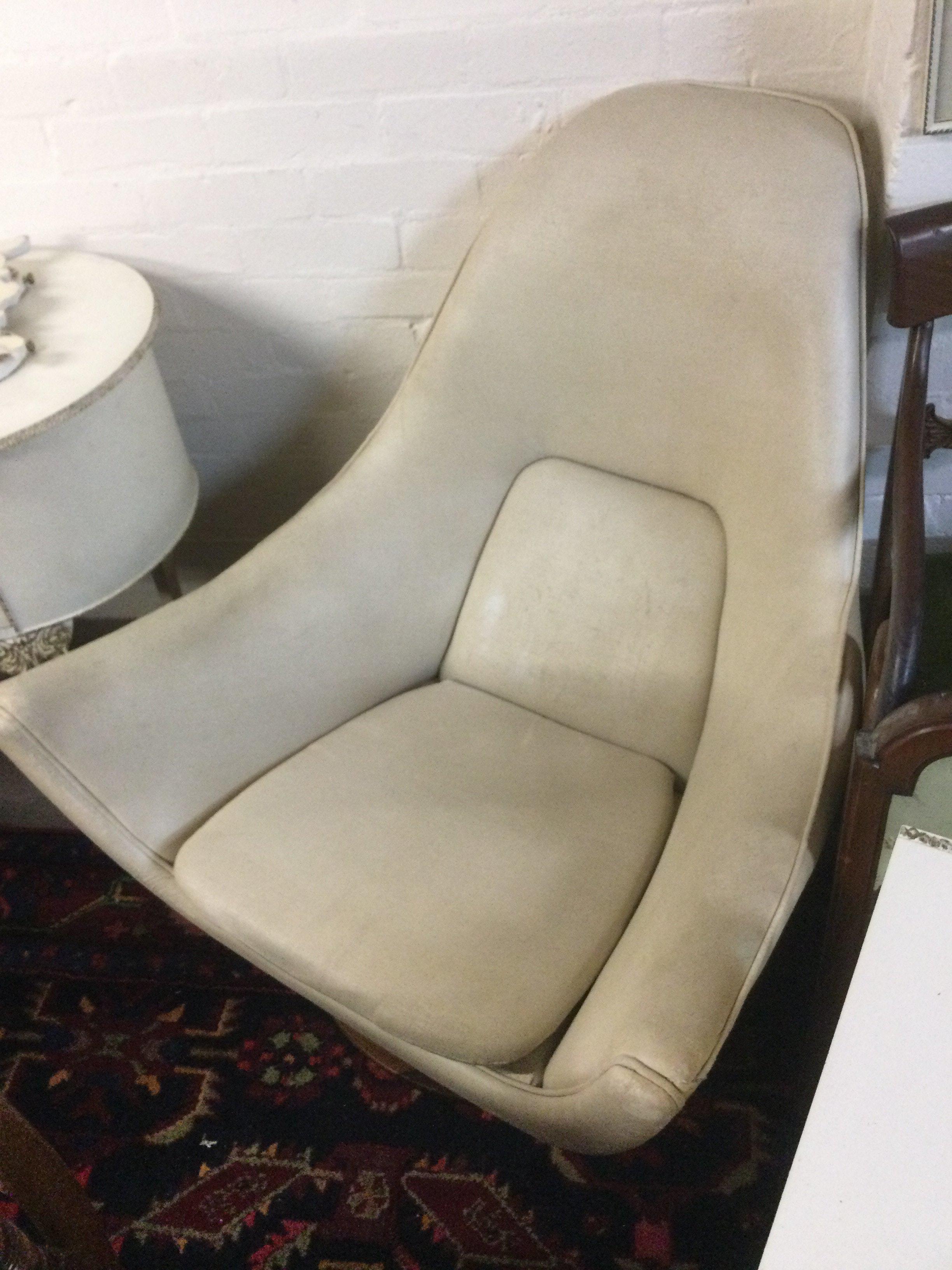 A mid 20th Century swivel chair. Shipping category D.