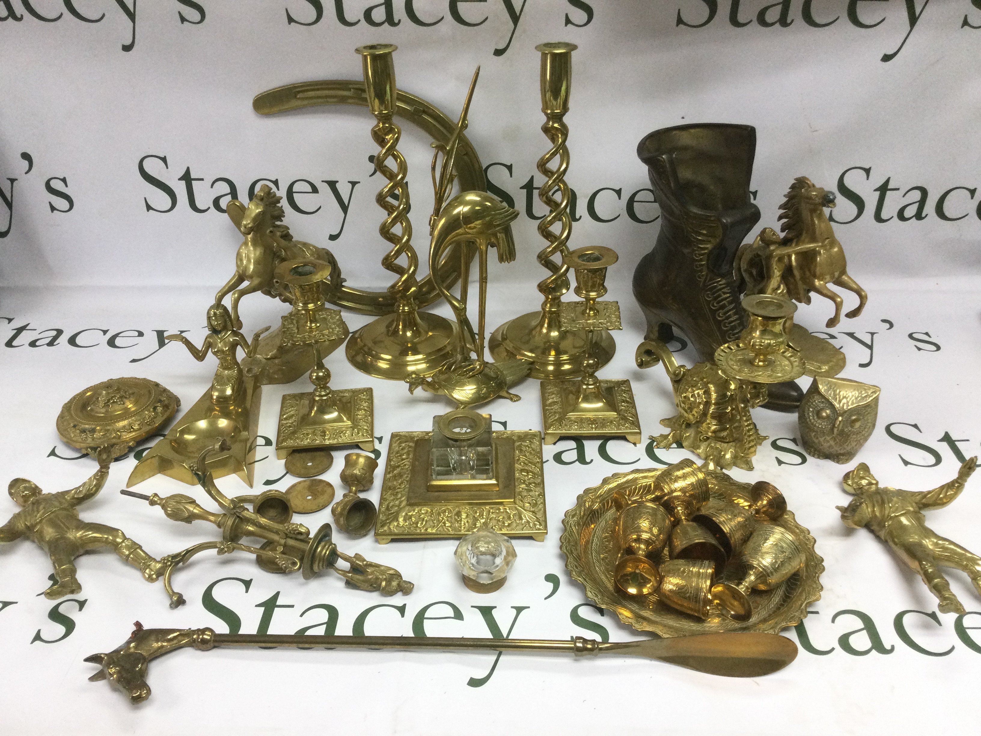 A box of brassware ornaments, candlesticks etc. Shipping category D.