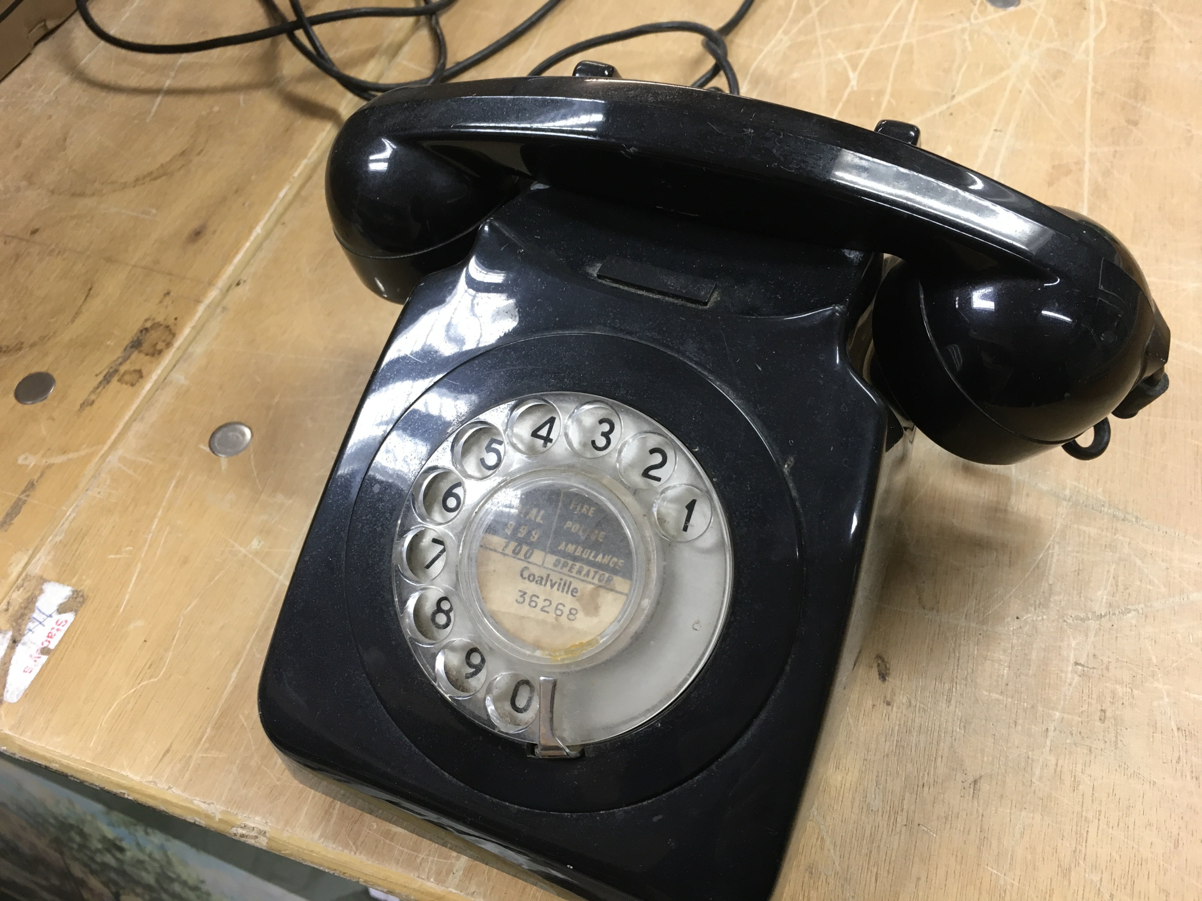 A vintage telephone . No reserve Postage category B