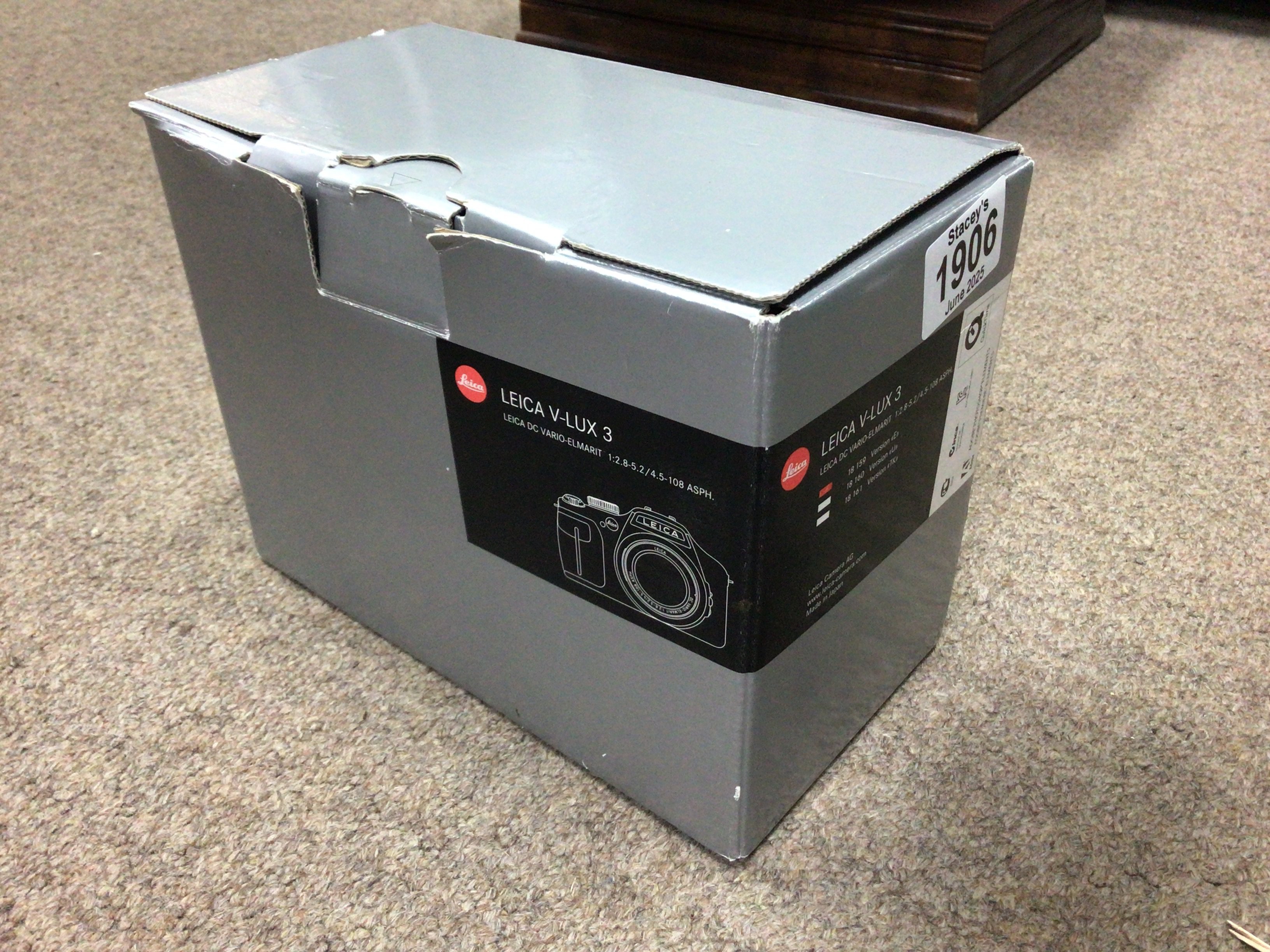 A Leica V-Lux 3 camera boxed, full working order