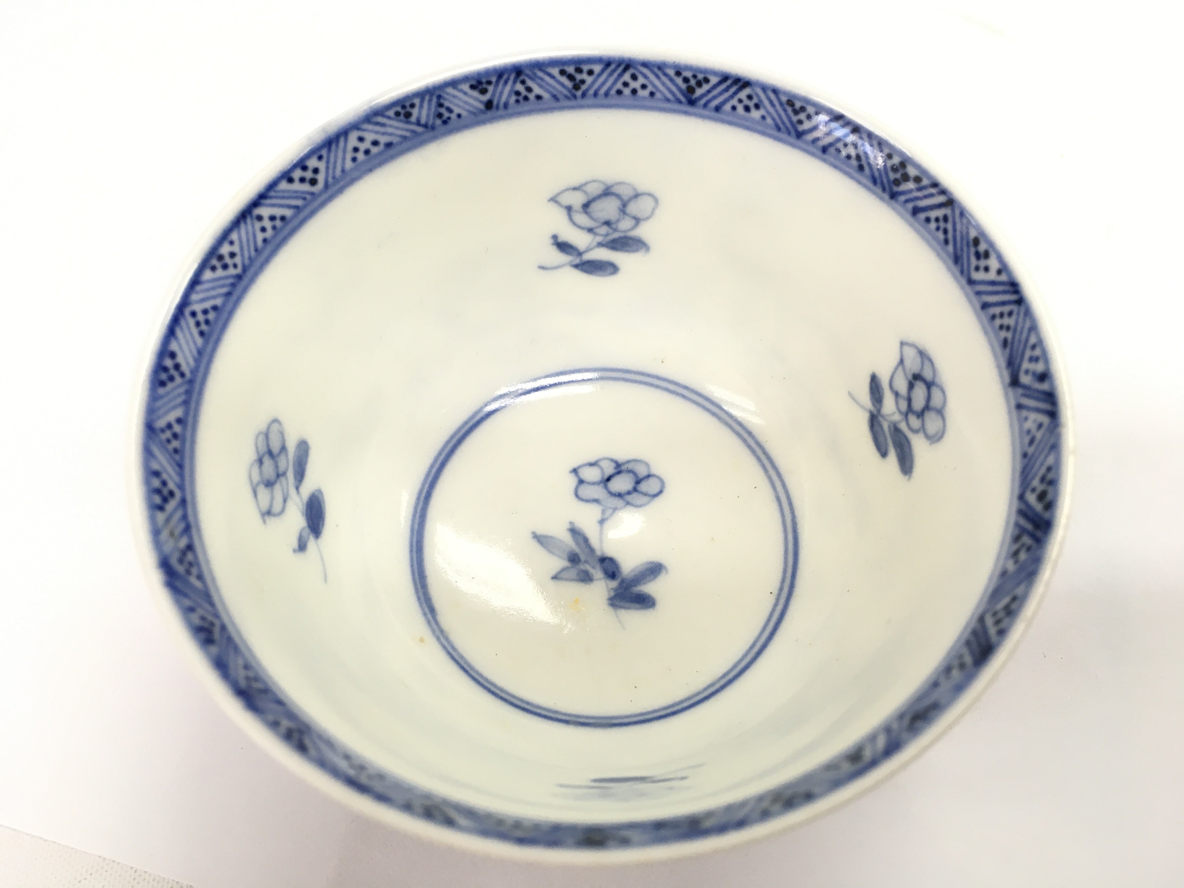 A Chinese ChengHua Tea bowl decorated with figures on horse back. Approximately 8.5cm wide. No obvious damage or restoration.This lot cannot be posted