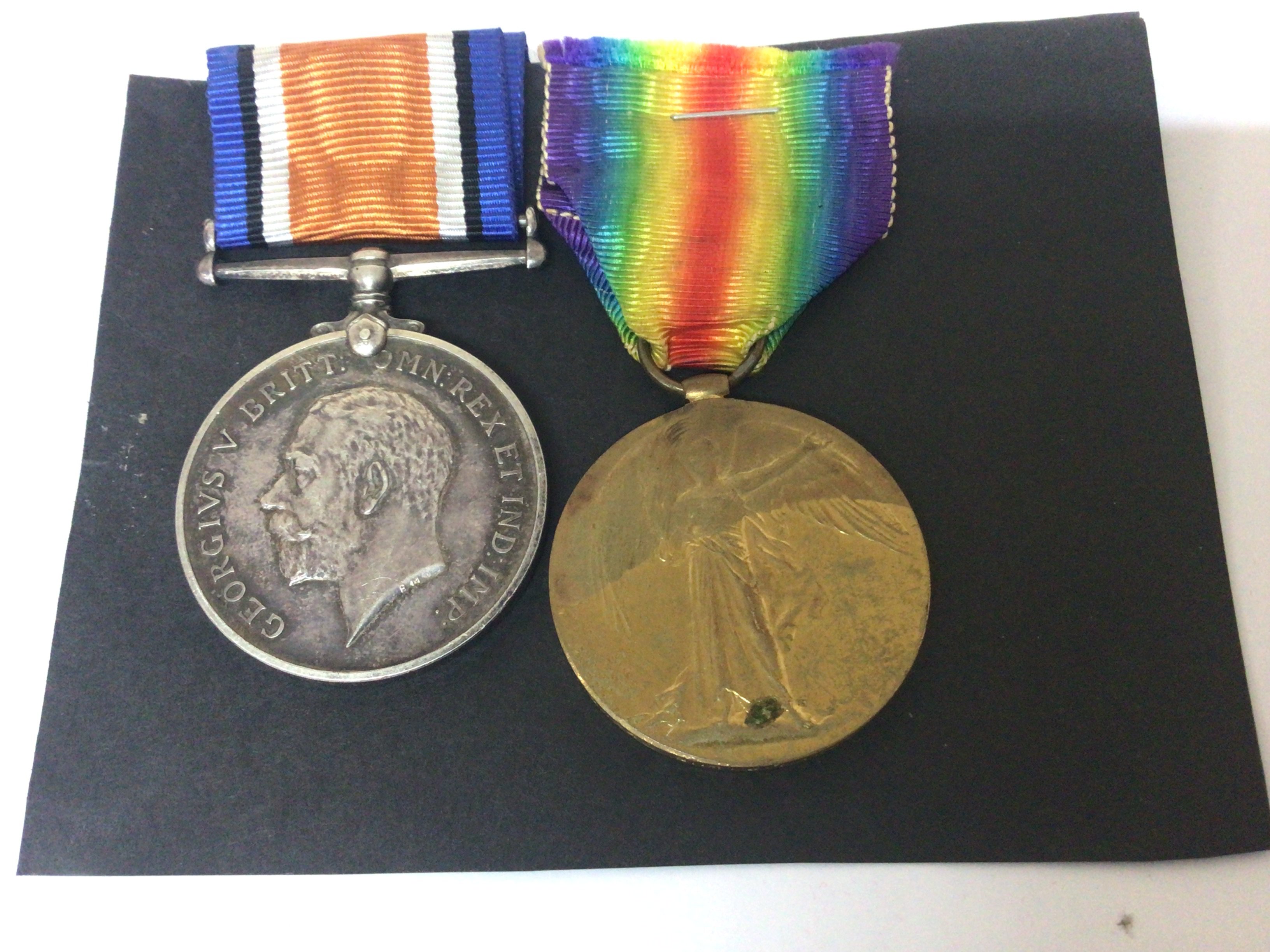 Two I world war medals awarded to 90840 GNR E Hawes RA (2)