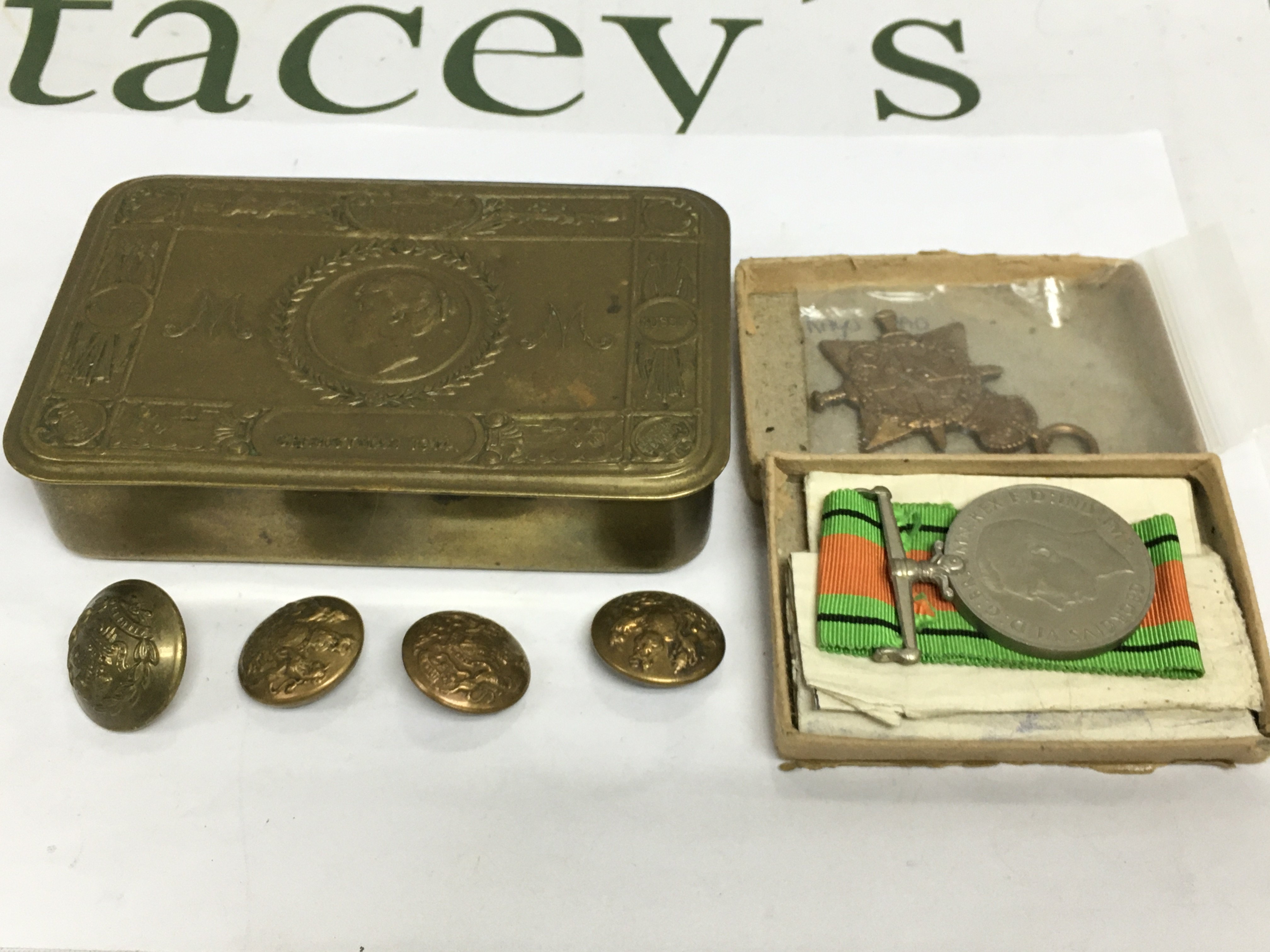A Princess Mary WW1 tin containing badges and a medal. Shipping category B.