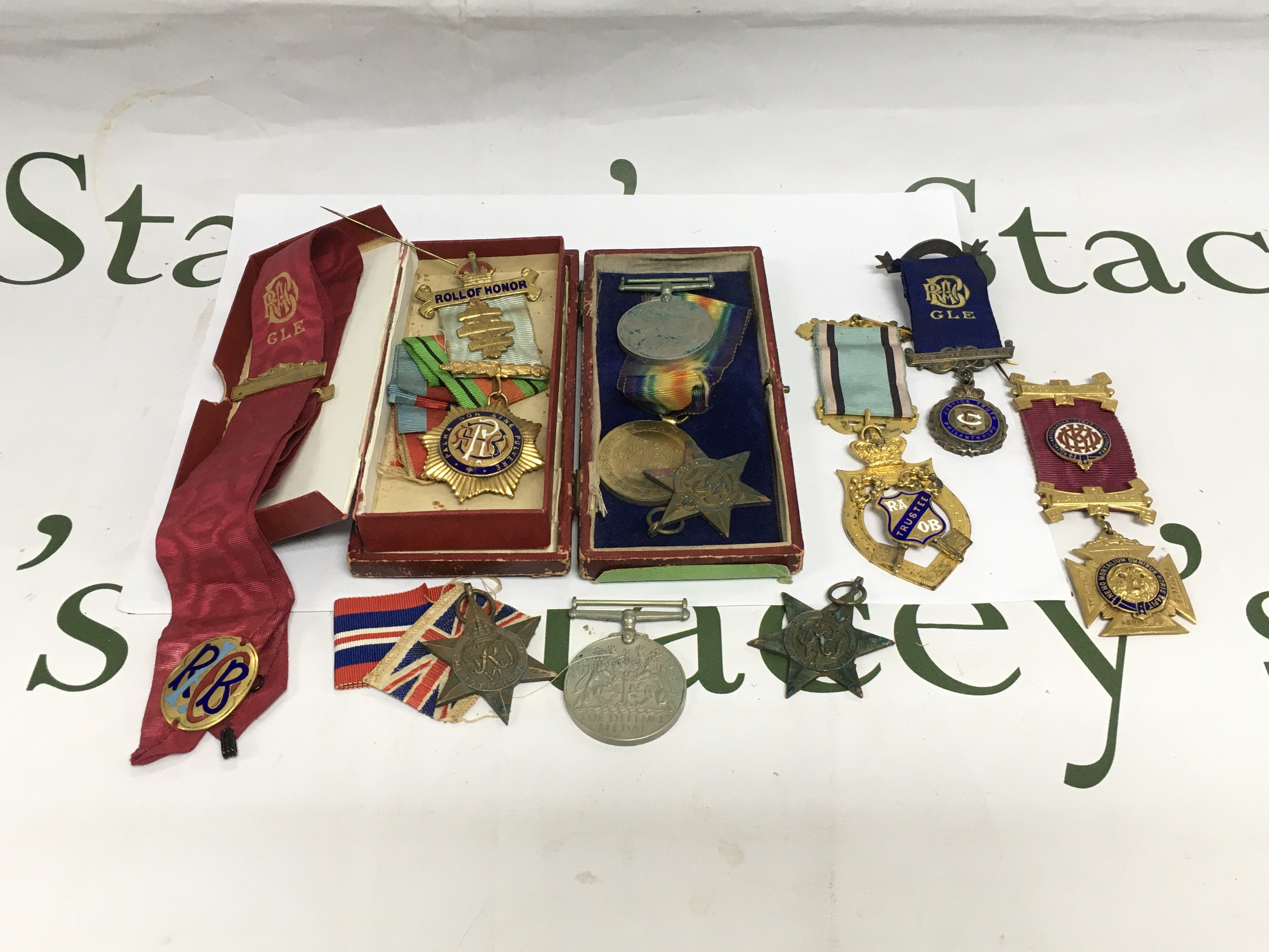 A collection of WW1 and WW2 medals plus some Buffalo examples. Shipping category B.