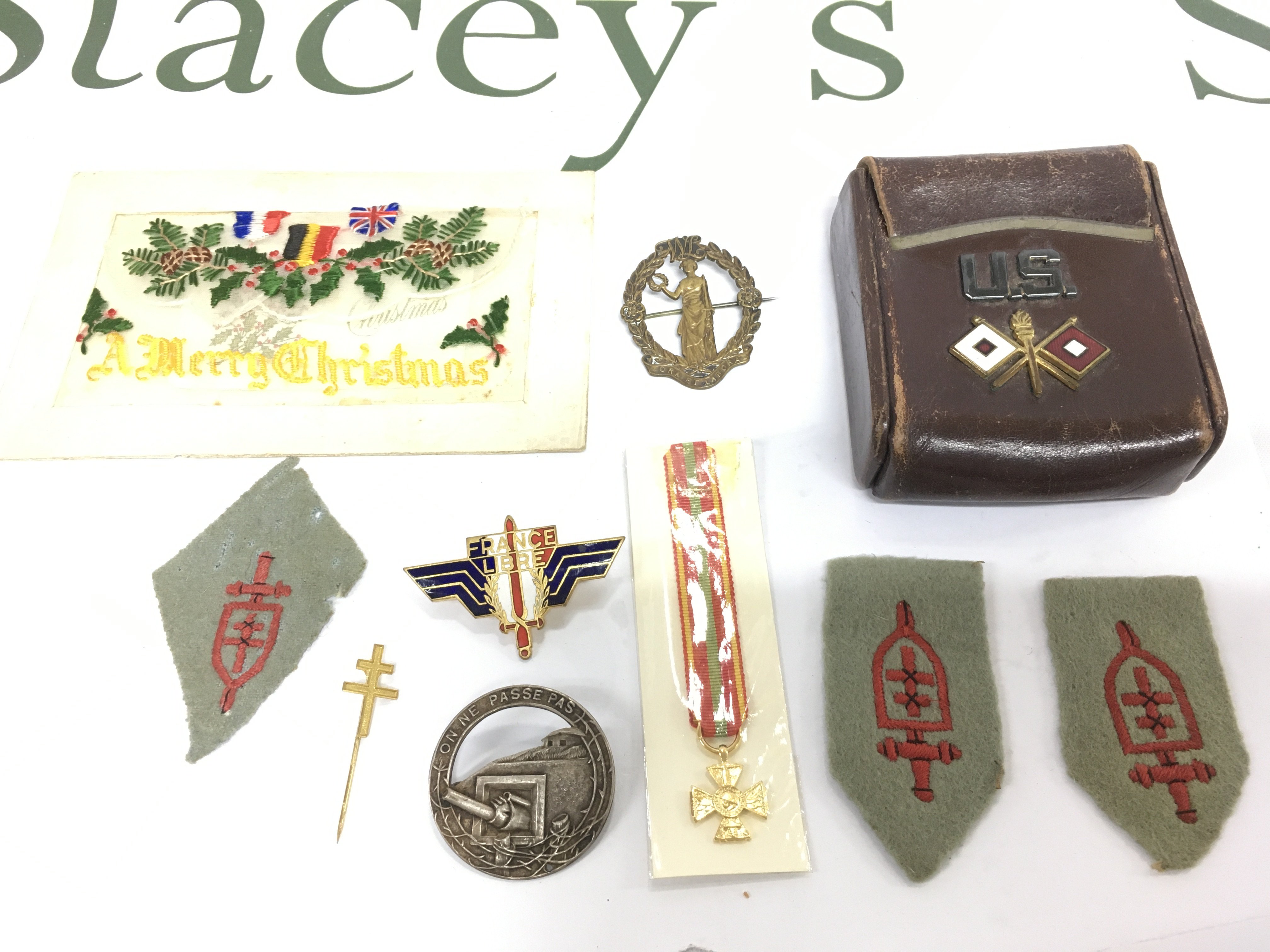 A small collection of WW1 and WW2 ephemera including a land army badge, French free forces lapel badges etc. Shipping category B.