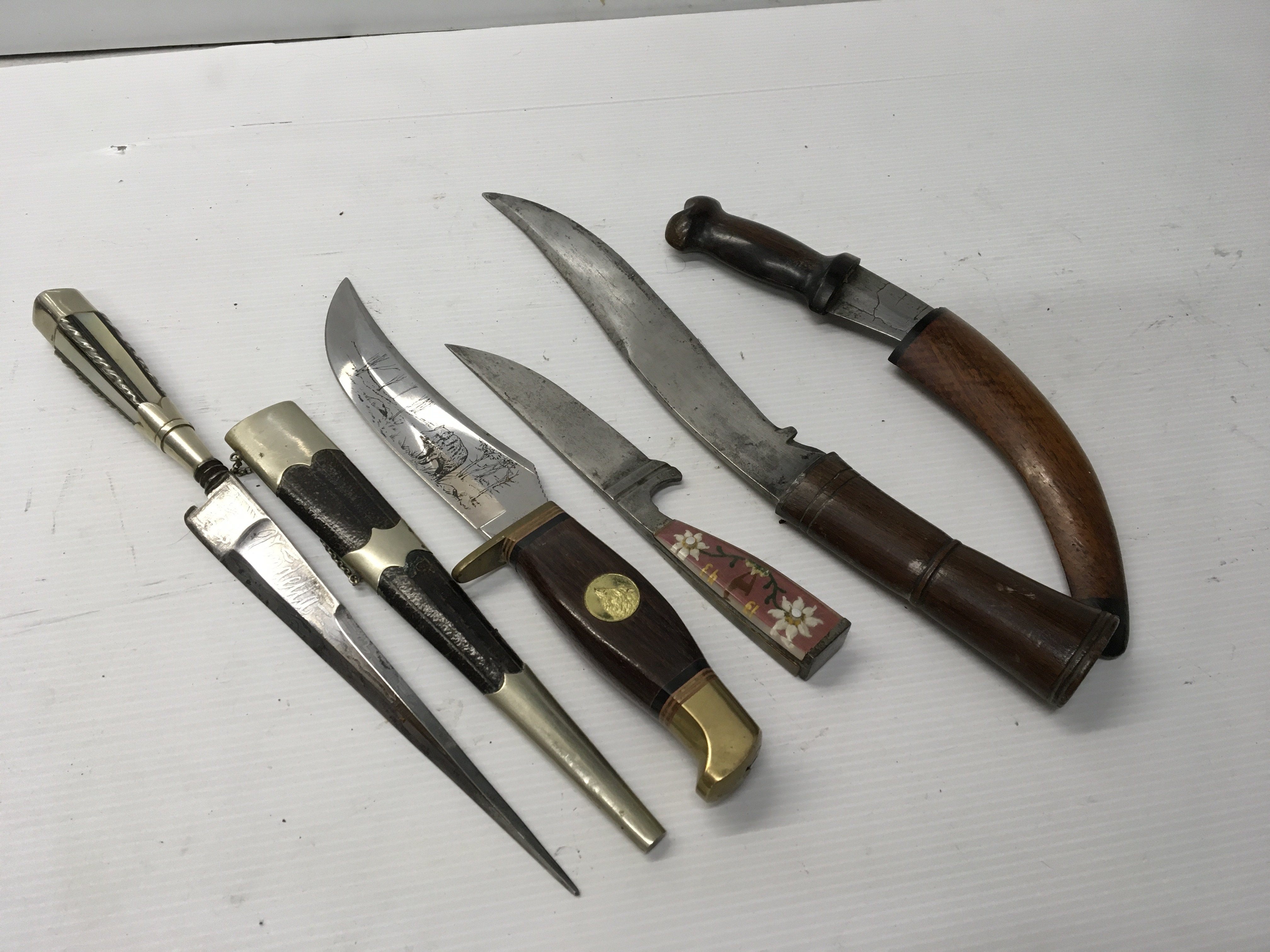 A collection of hunting knifes and other vintage knifes including a Vendetta Knife