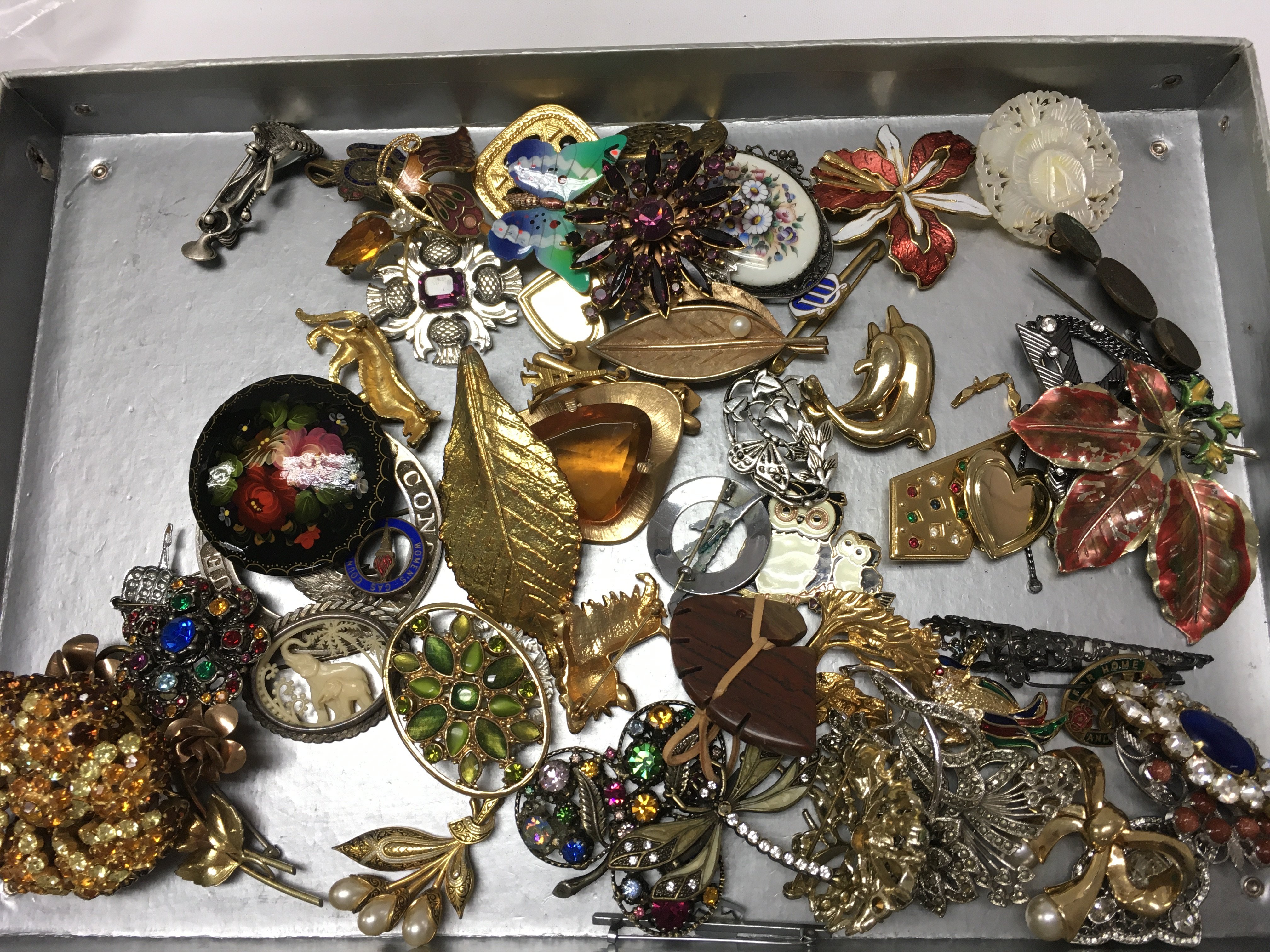 A tray of costume Jewellery brooches