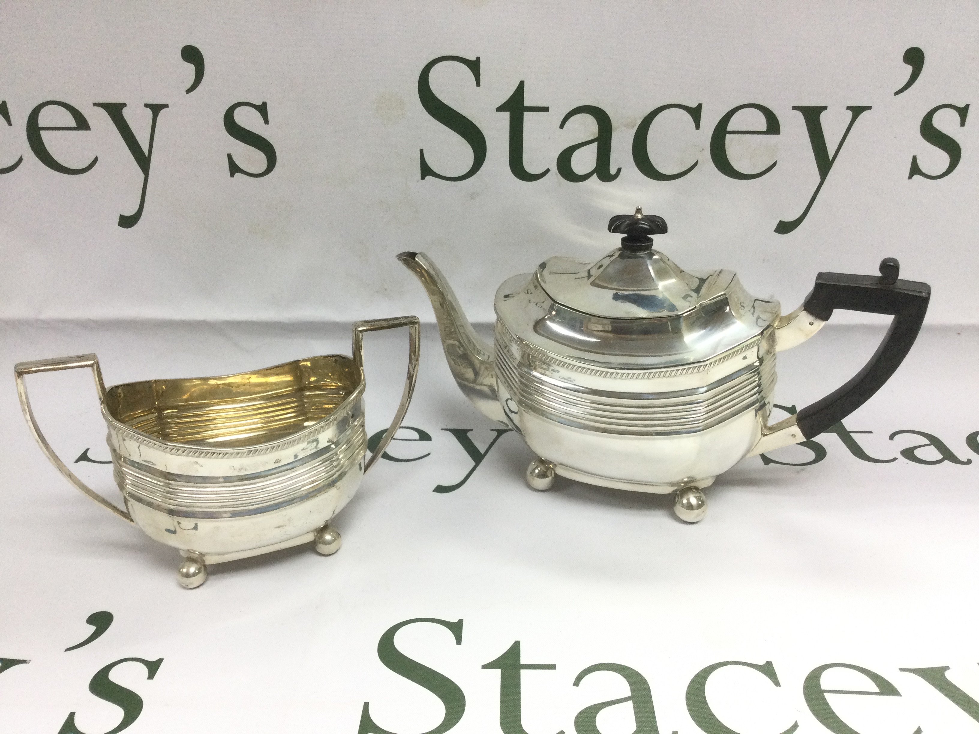 A silver teapot and matching sugar bowl, London 1905. Shipping category B.