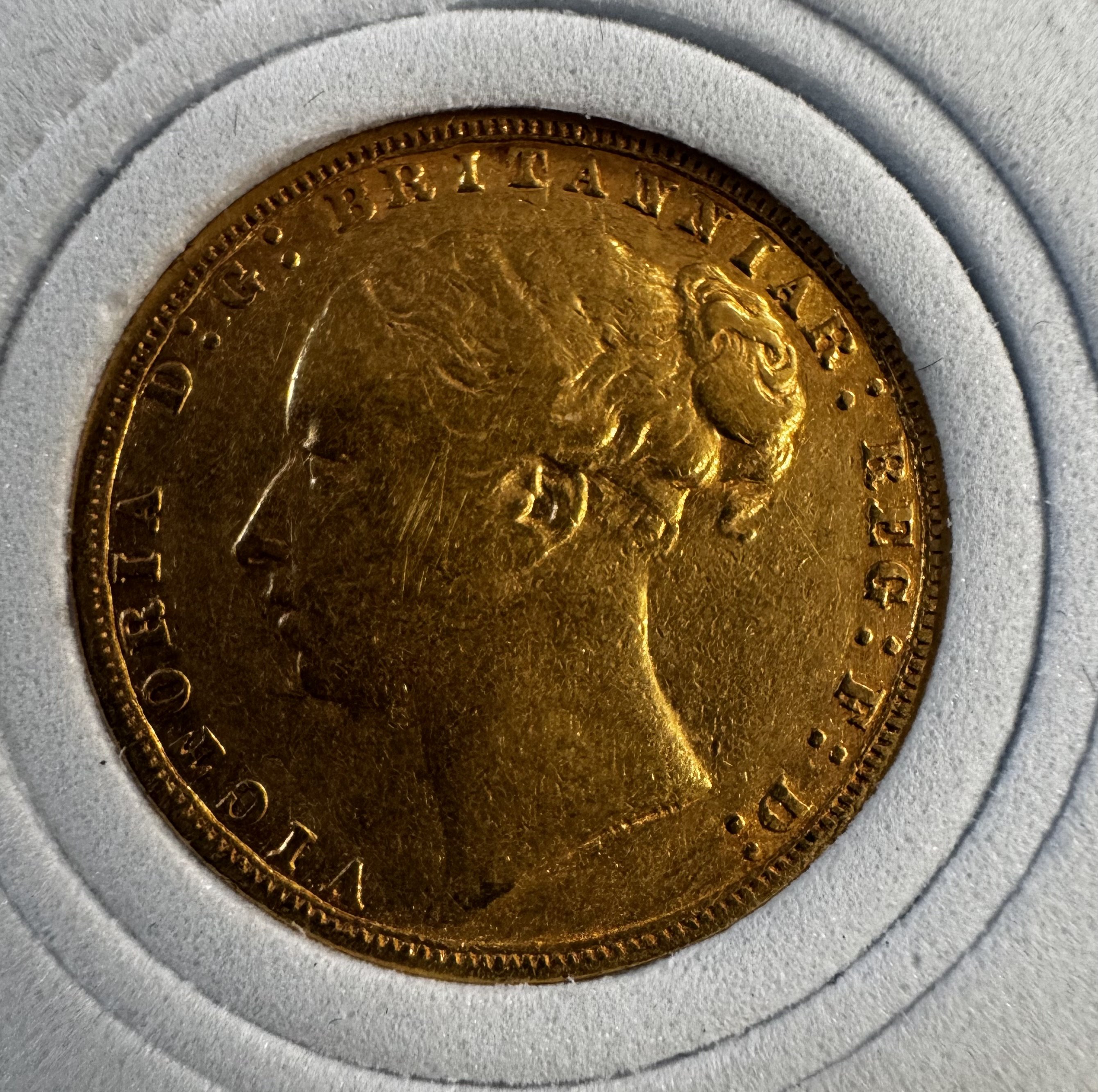 1876 Queen Victoria young head full sovereign. (A)