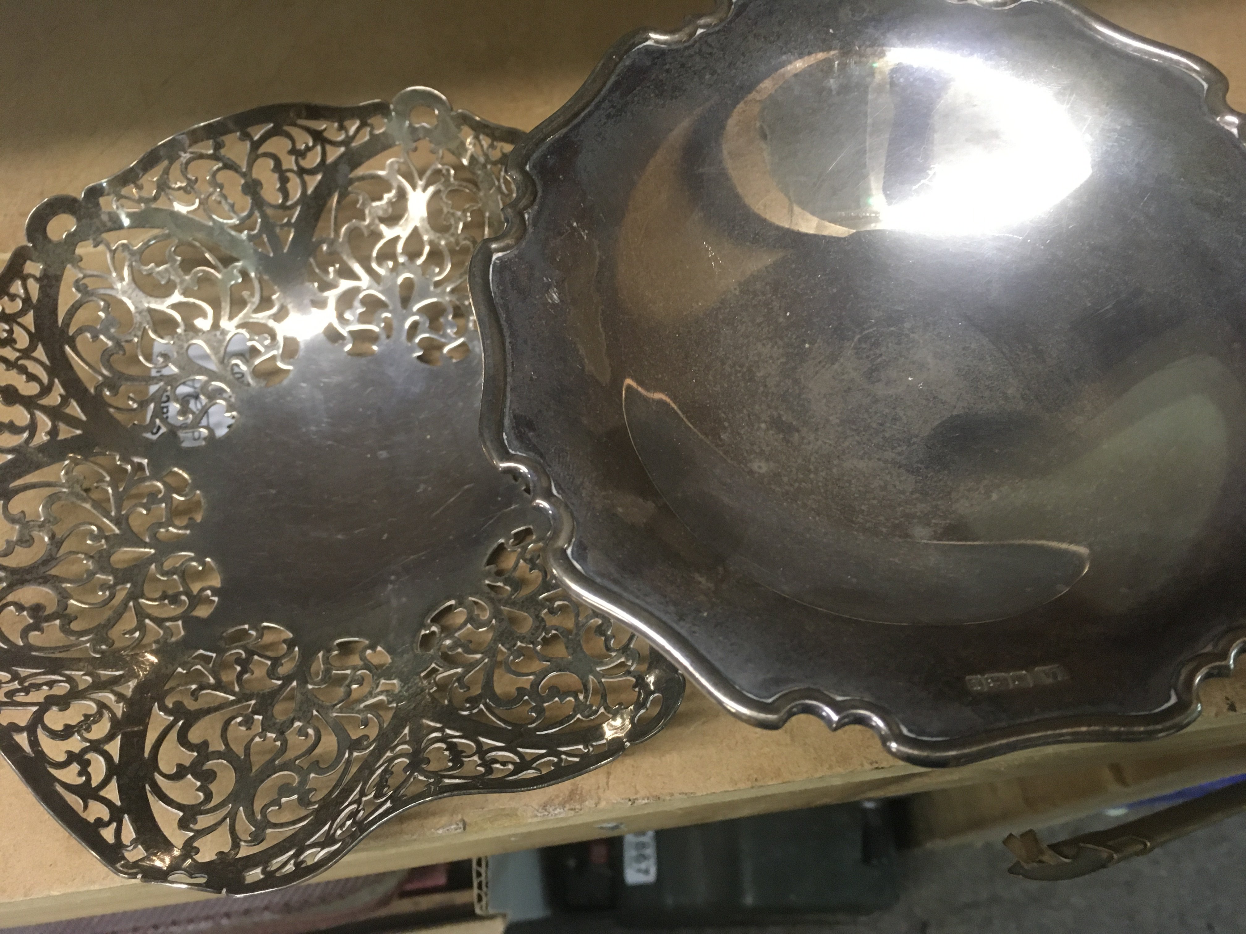Two small silver dishes 402 grams .