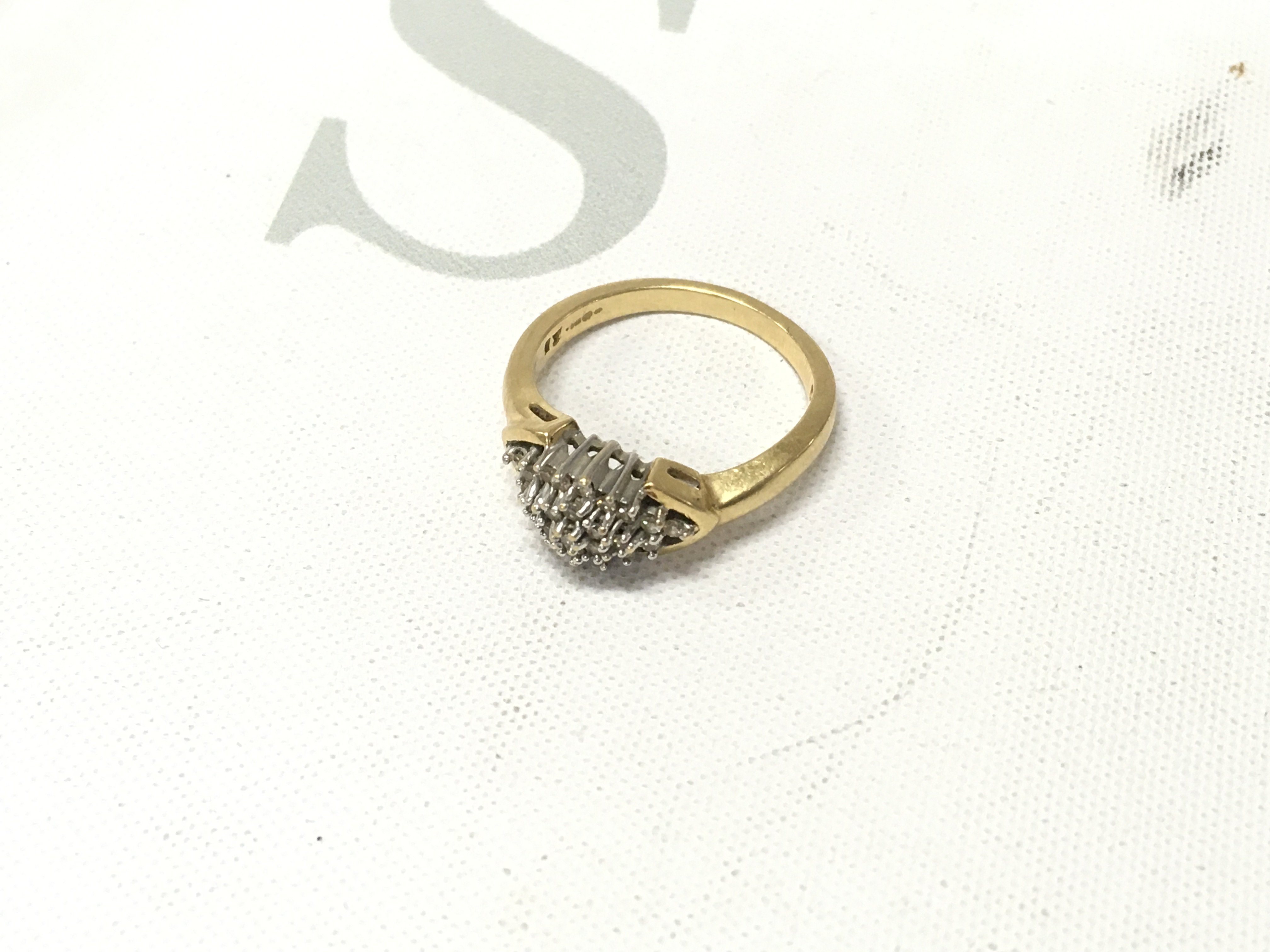 An 18ct gold diamond cluster ring with Approx 0.25cts. Approx size M, approx weight 4.6 grams.