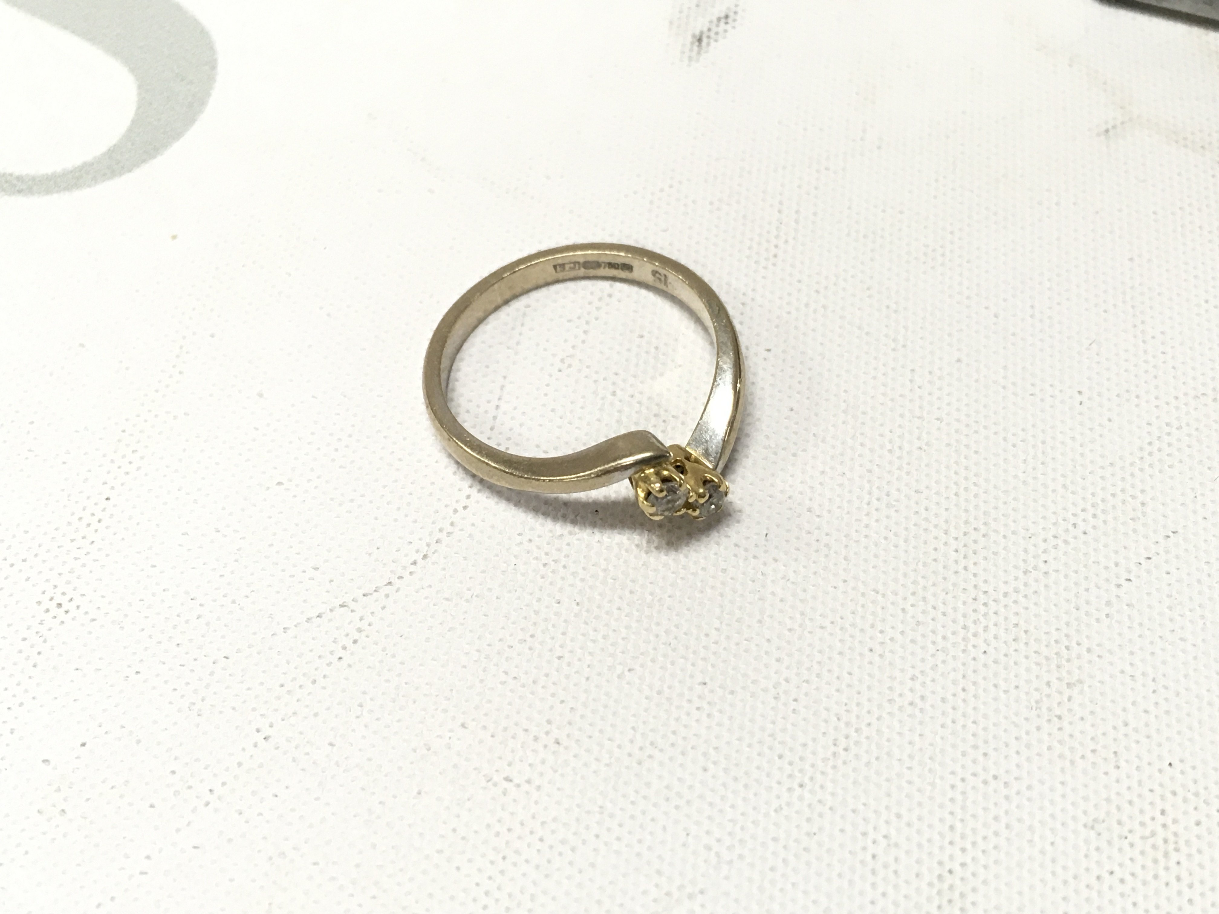 An 18ct gold two tone diamond set ring. Approx weight 3.3grams, Approx size M 1/2.