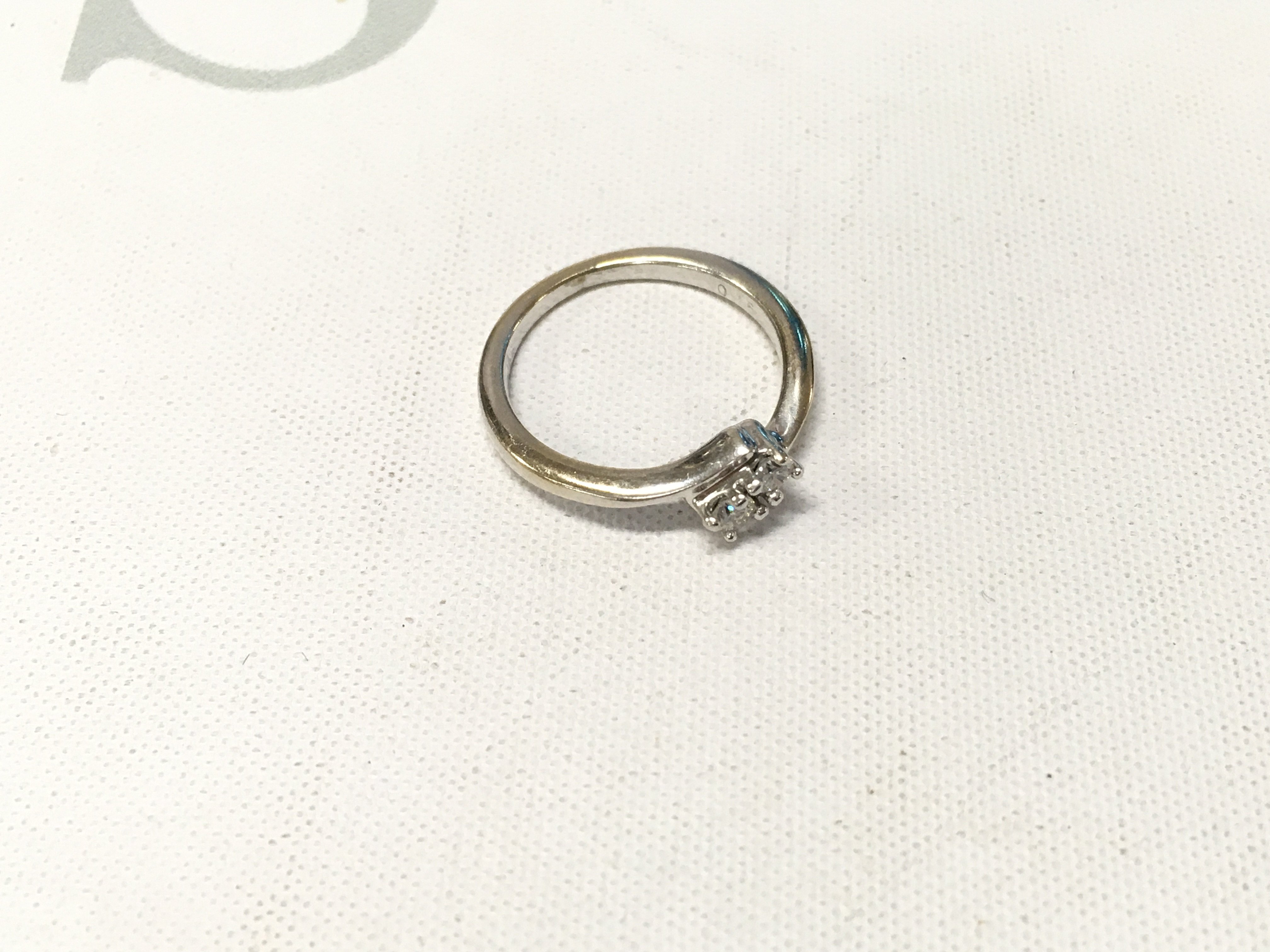 An 18ct white gold diamond set crossover ring. Approx size L, Approx weight 3.1 grams.
