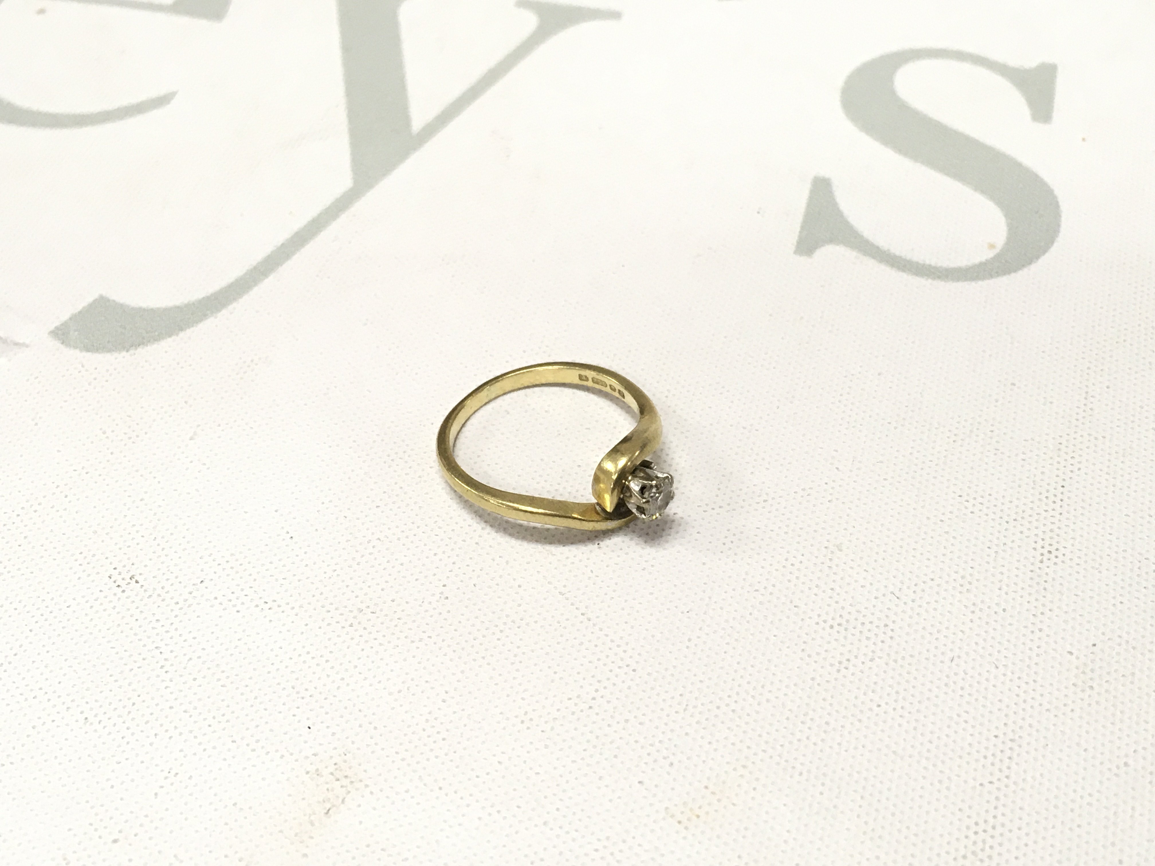 An 18ct diamond solitaire ring. Approx weight 3.1 grams, Approx size L.