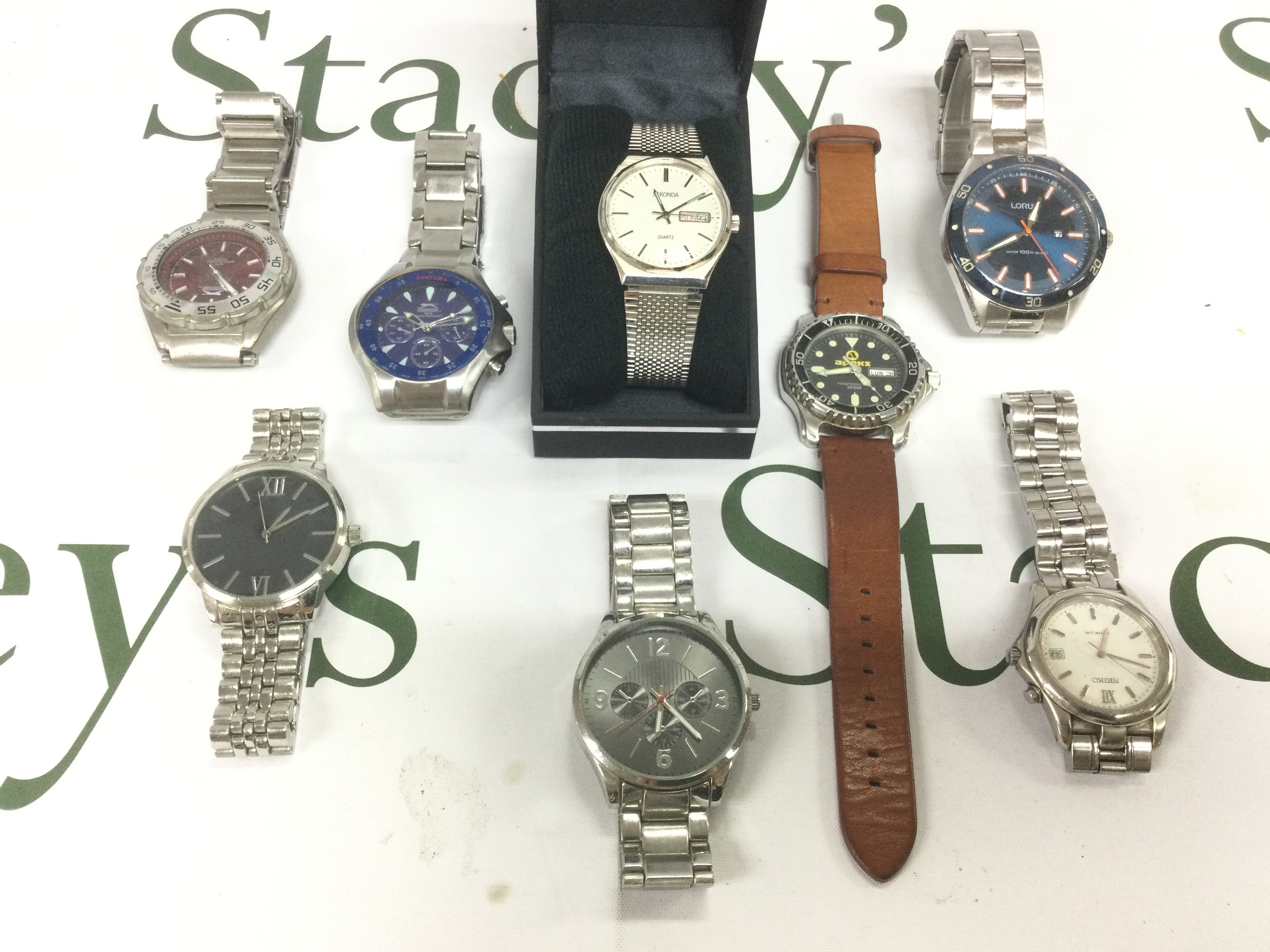 A small collection of gents watches. Shipping category D.