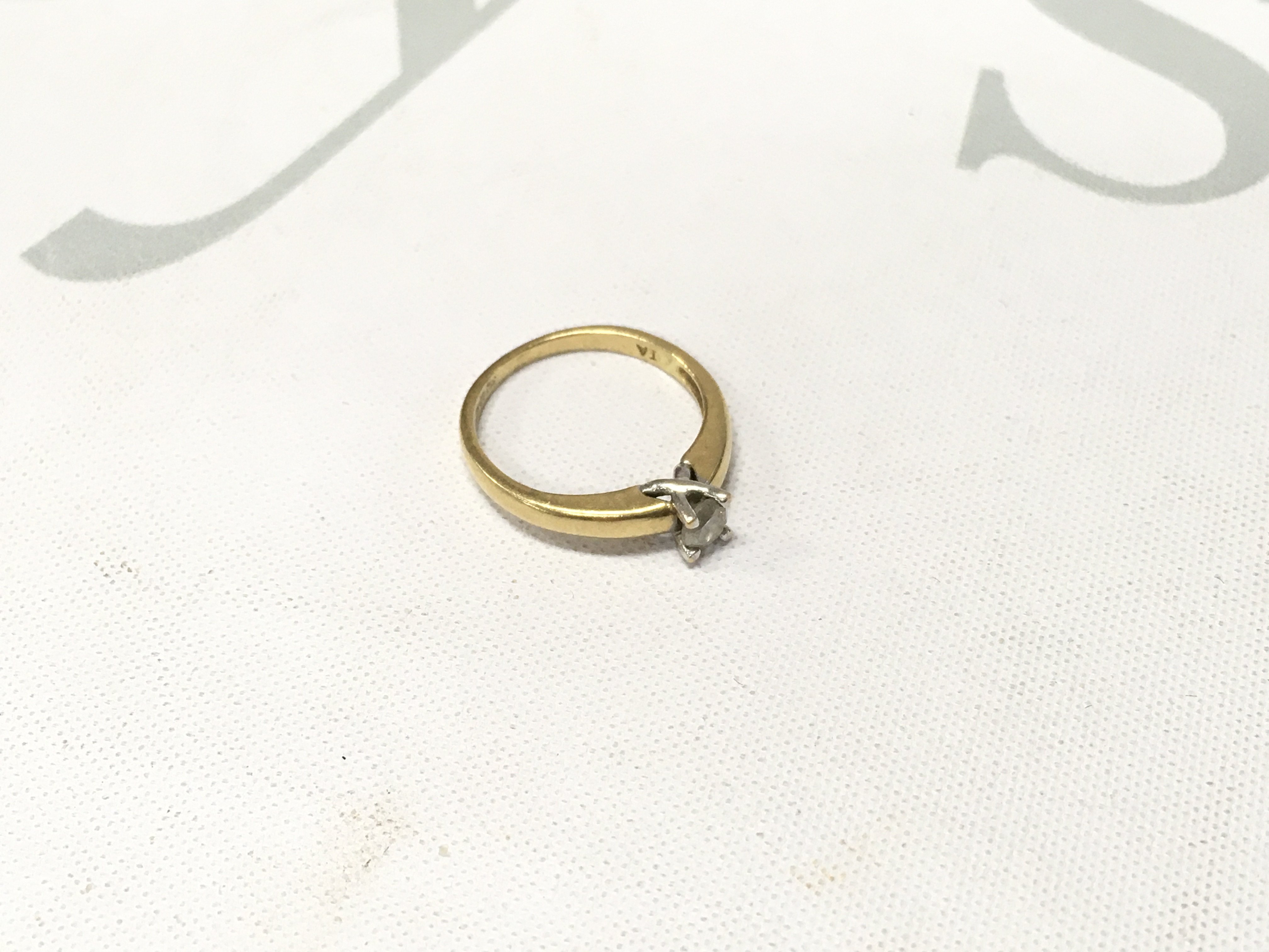 An 18ct gold solitaire ring. Approx weight 2.4grams, Approx size J.
