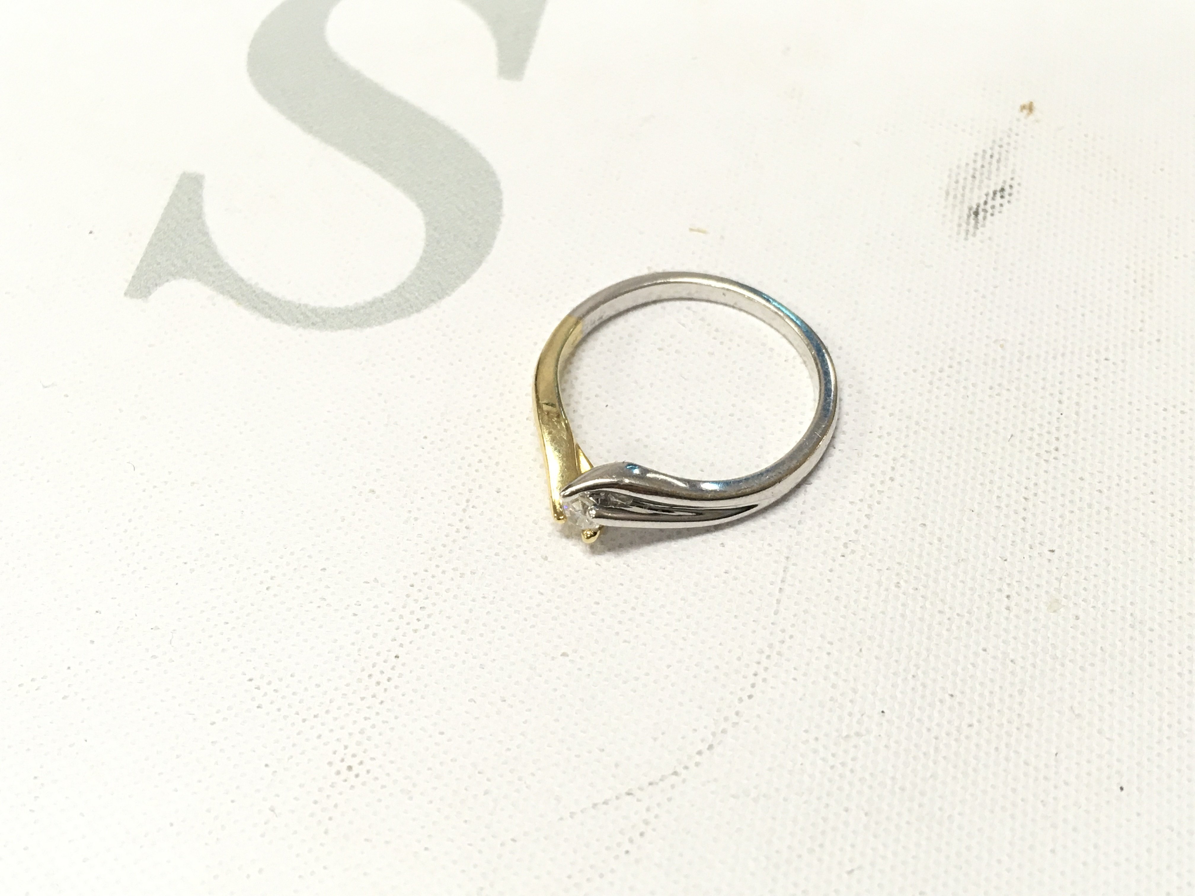 An 18ct gold two tone solitaire ring. Approx weight 3.7 grams, approx size N 1/2 .