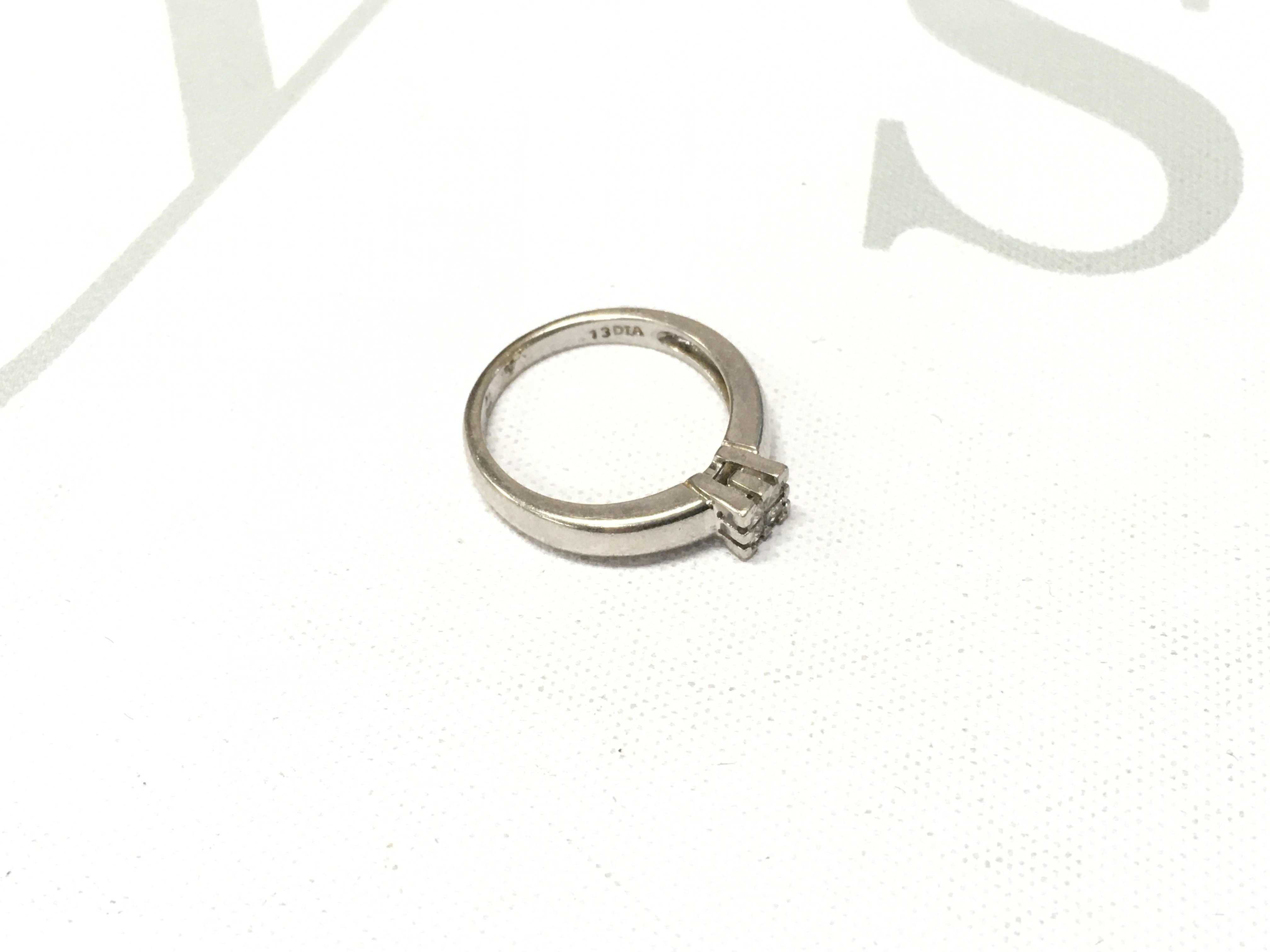 An 18ct white gold 4x princess cut diamond solitaire ring. Approx size H 1/2, Approx weight 2.8 grams.