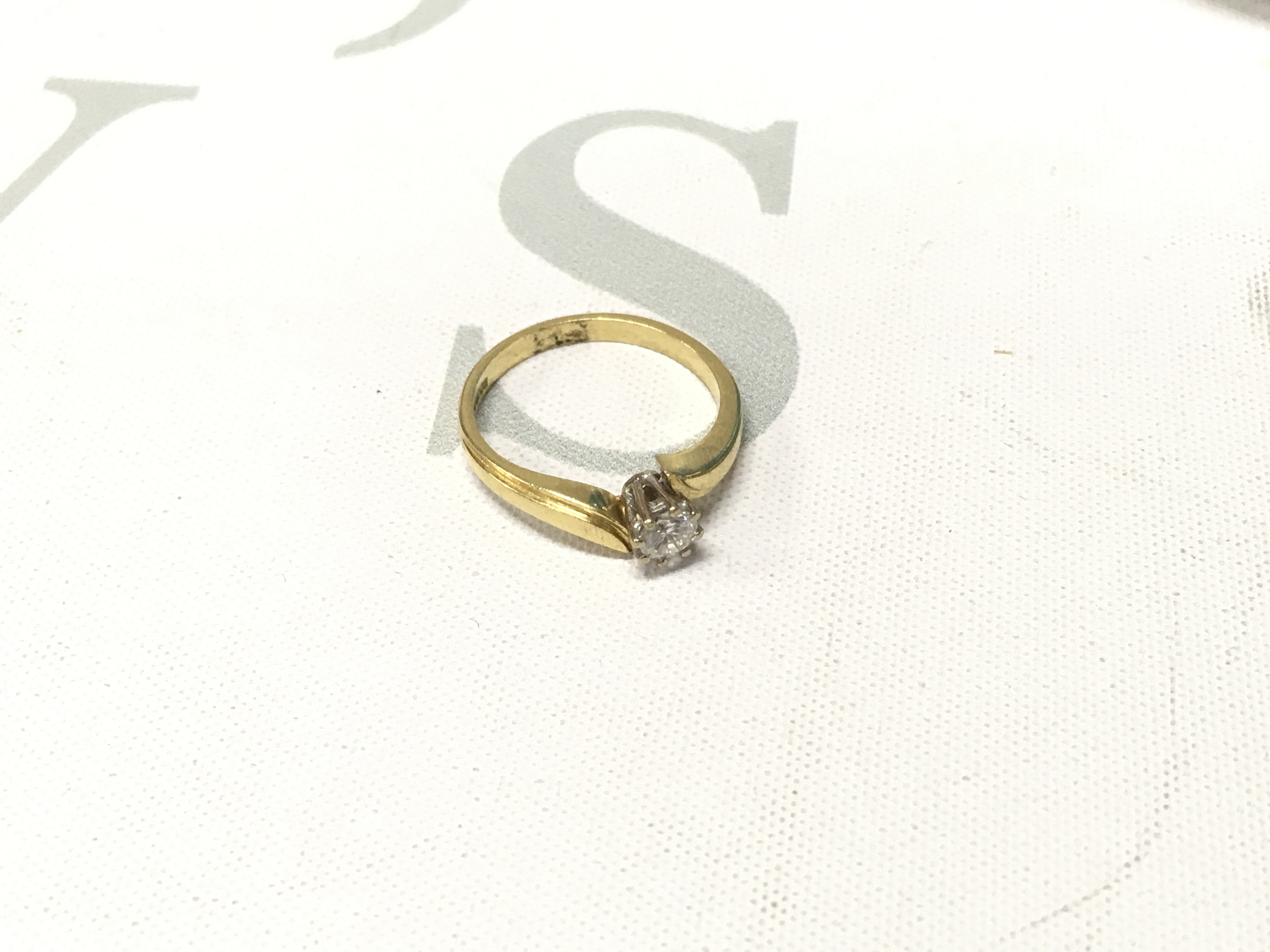 An 18ct gold solitaire ring. Approx weight 3.4 grams, Approx size K.