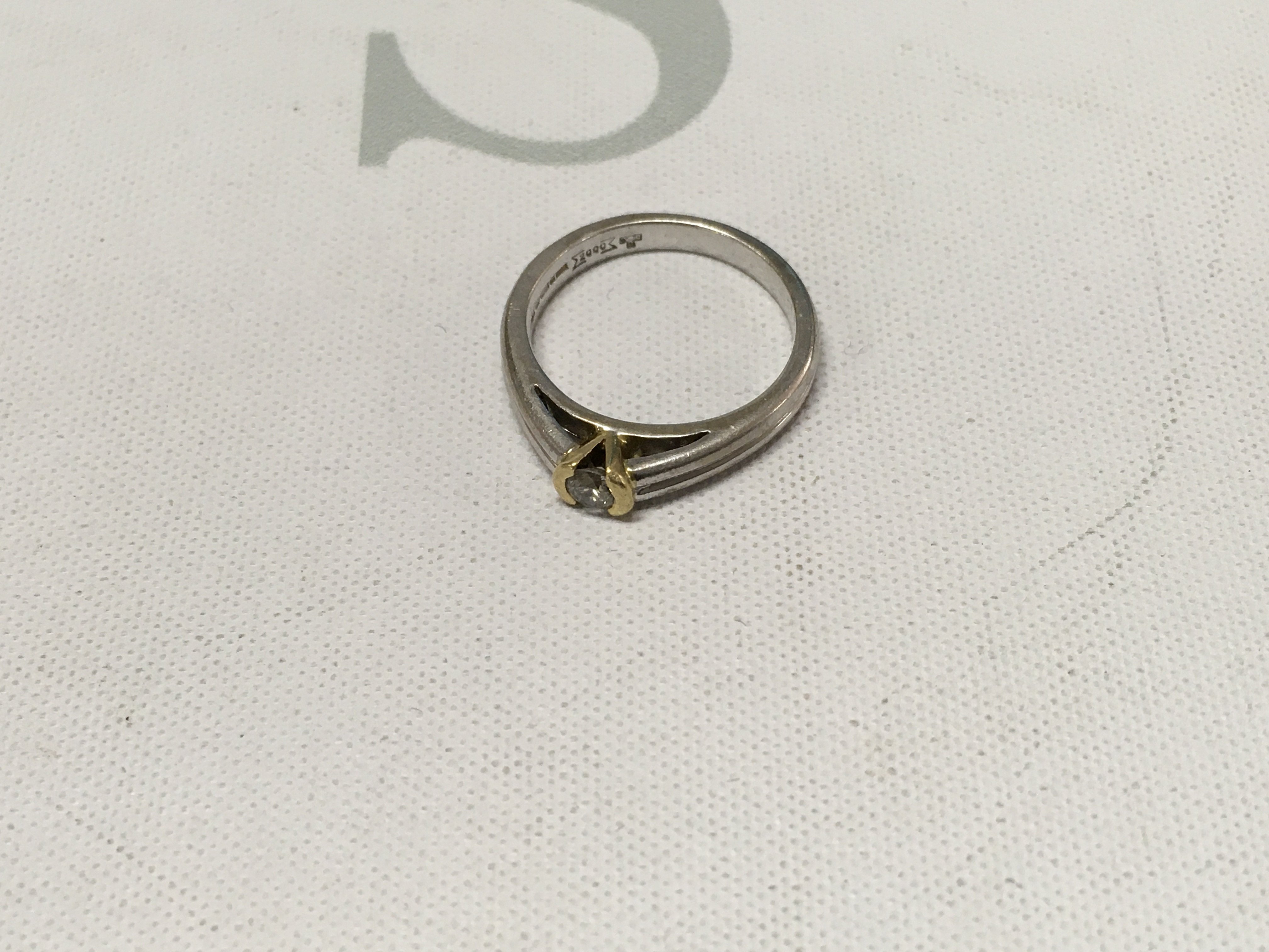 An 18ct gold two tone tension set solitaire ring. Approx weight 4.3 grams, Approx size J.